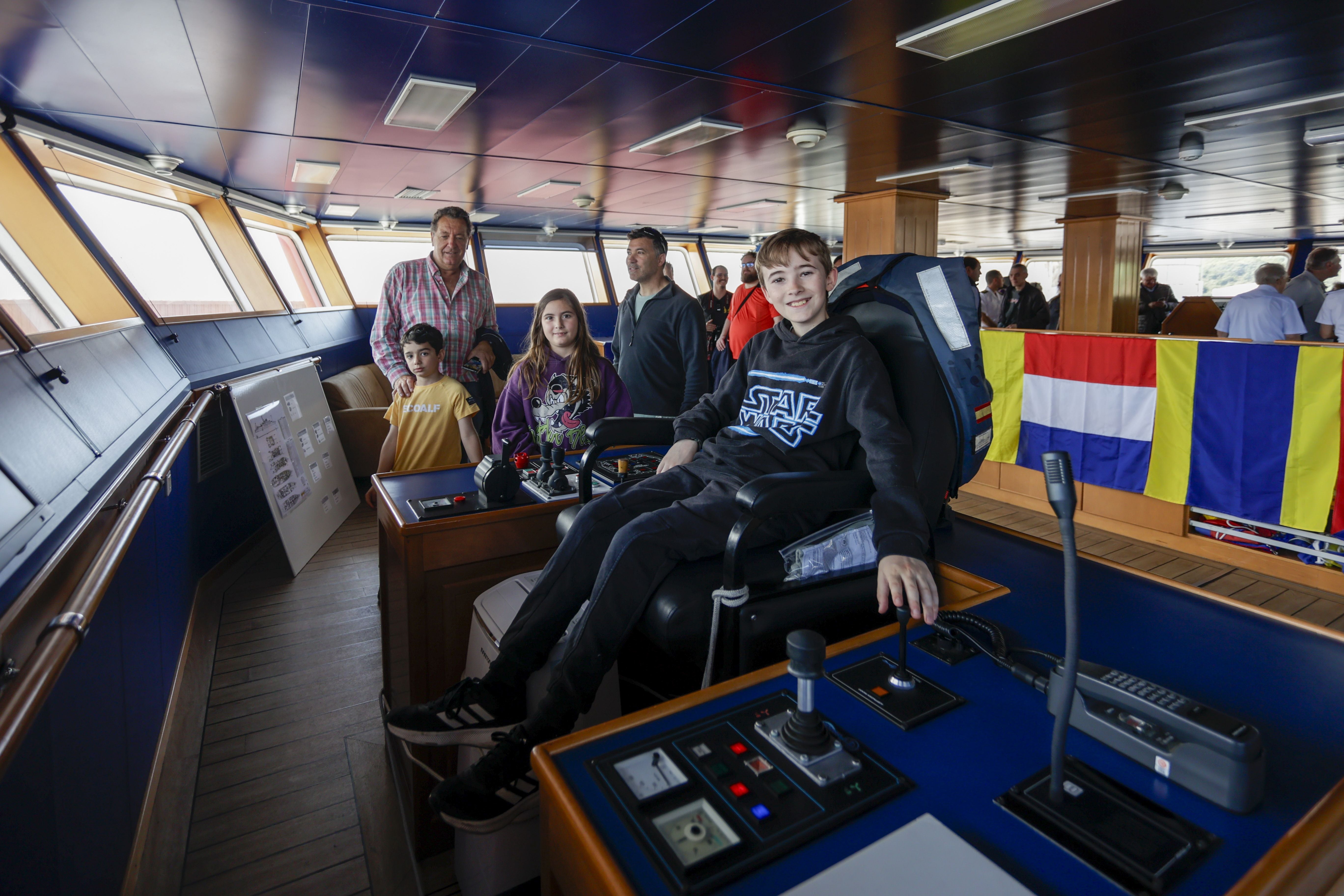 Nadie se quiere perder los buques de la Armada en Gijón