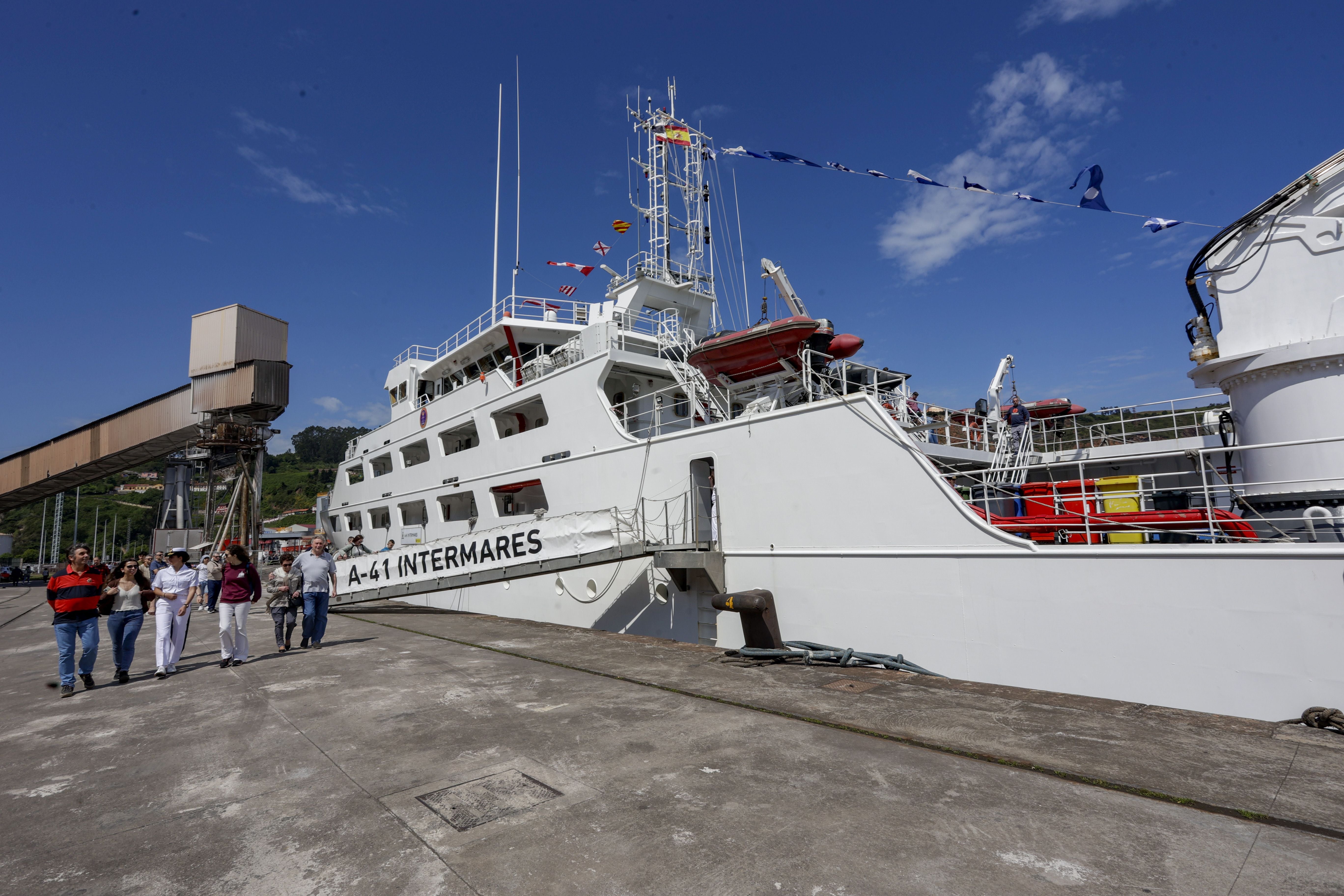 Nadie se quiere perder los buques de la Armada en Gijón