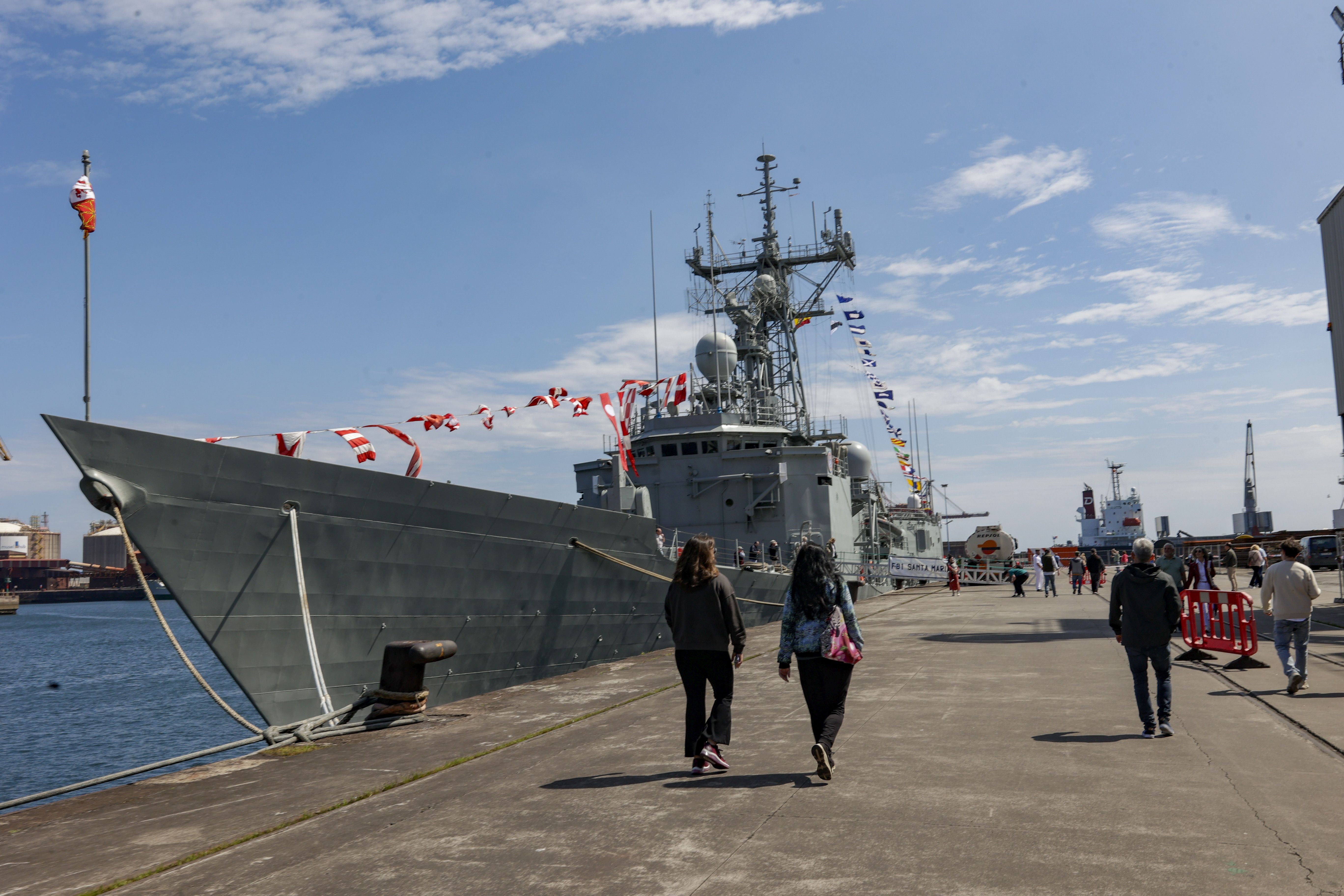 Nadie se quiere perder los buques de la Armada en Gijón
