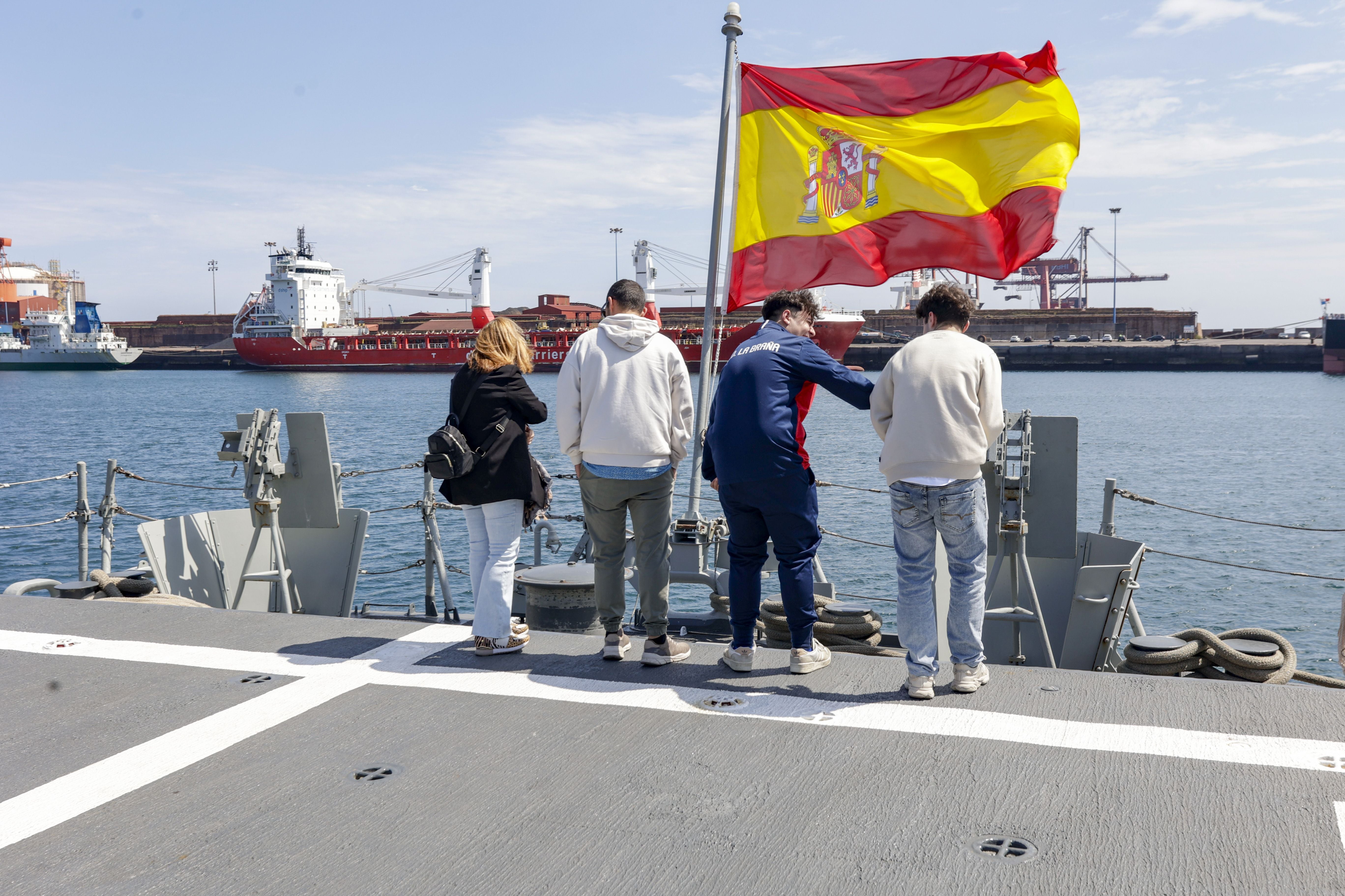 Nadie se quiere perder los buques de la Armada en Gijón