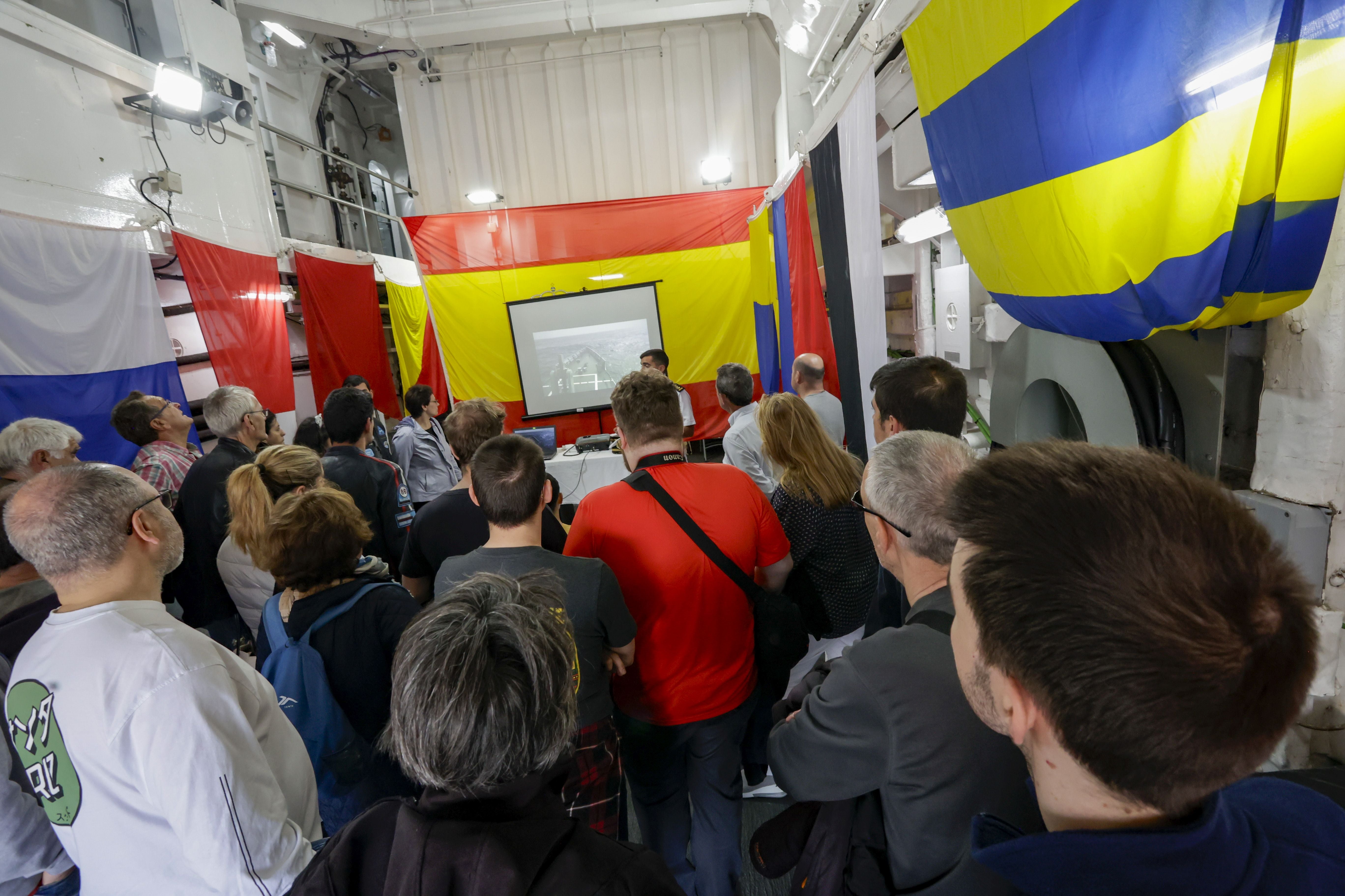 Nadie se quiere perder los buques de la Armada en Gijón