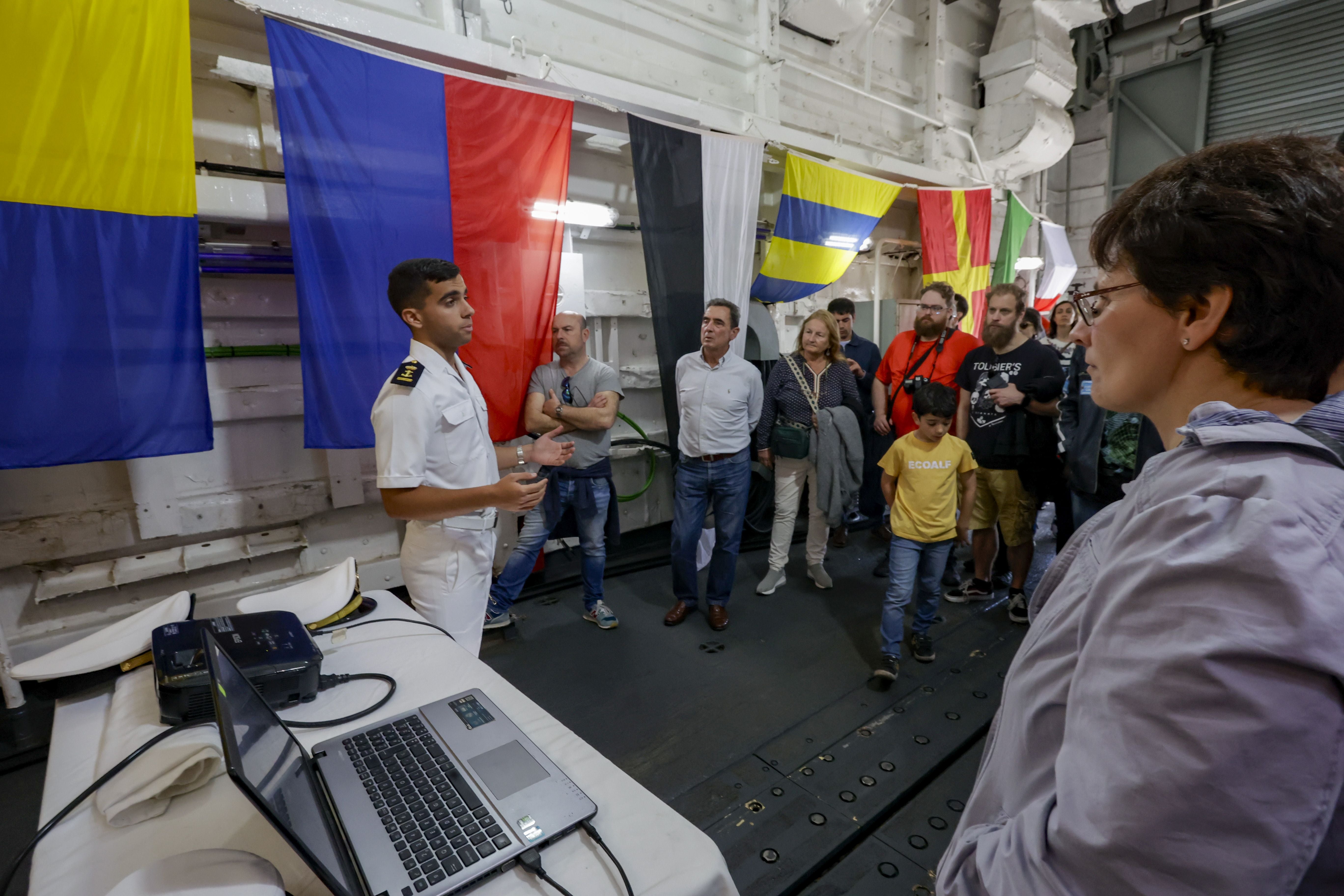 Nadie se quiere perder los buques de la Armada en Gijón