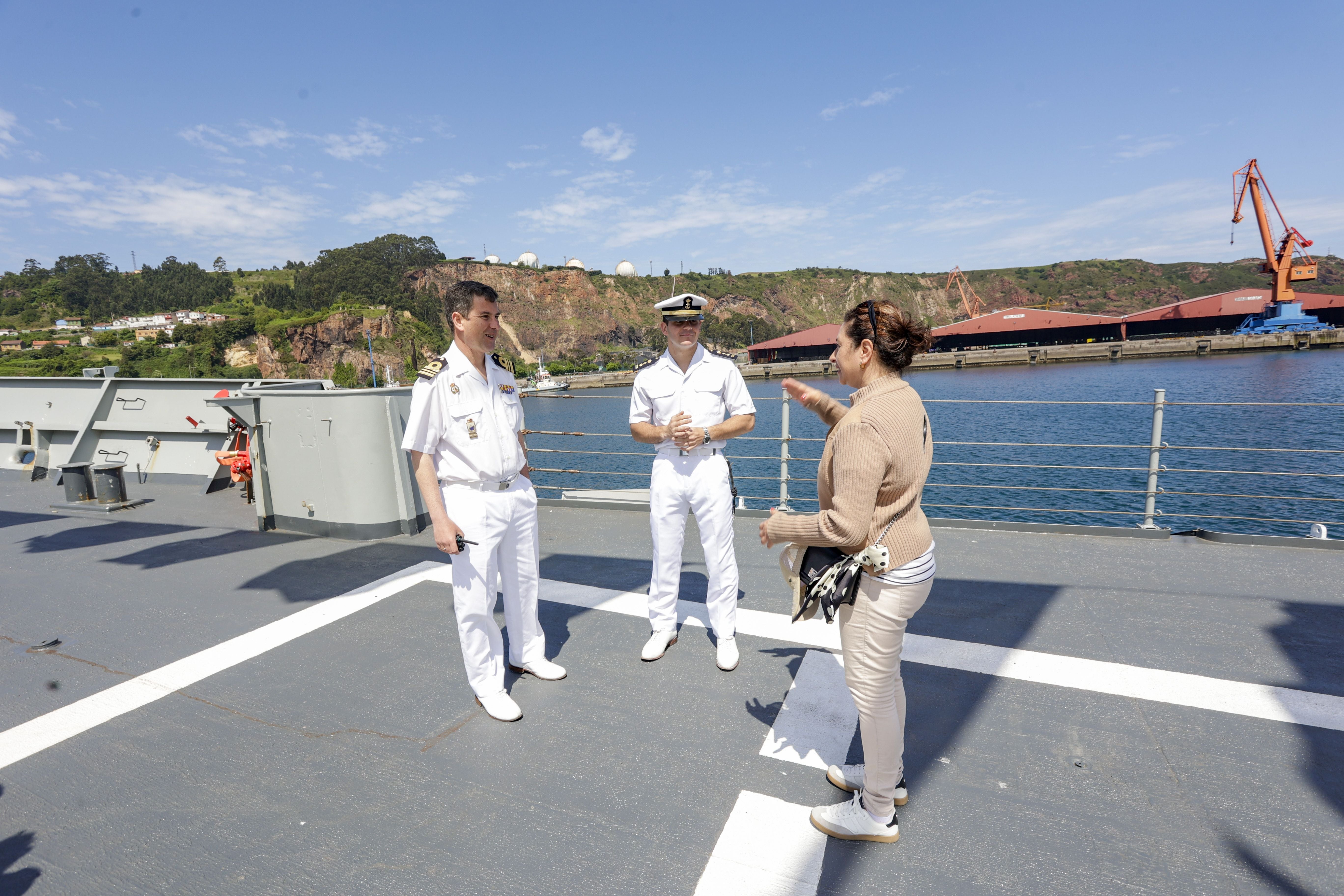 Nadie se quiere perder los buques de la Armada en Gijón