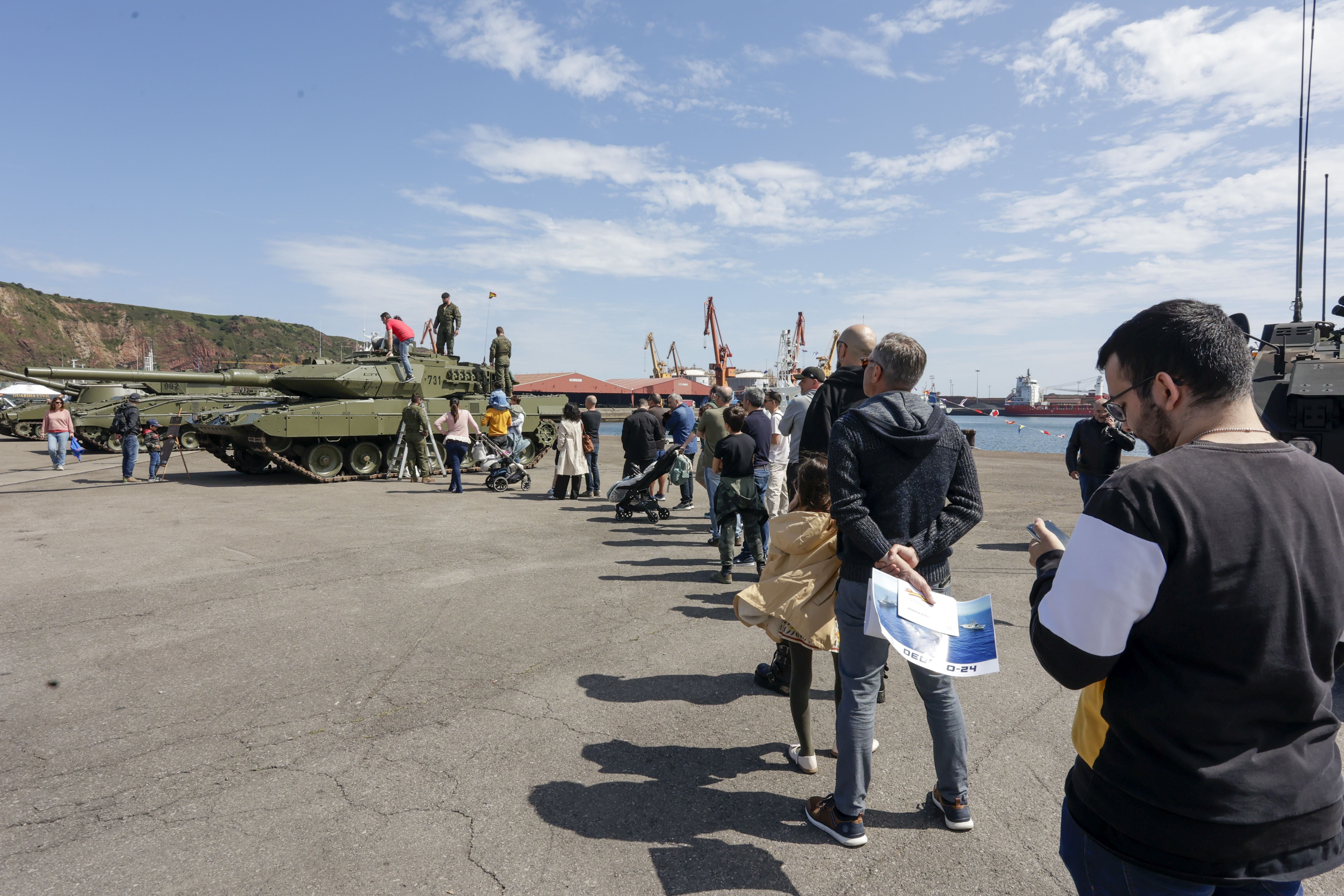 Nadie se quiere perder los buques de la Armada en Gijón