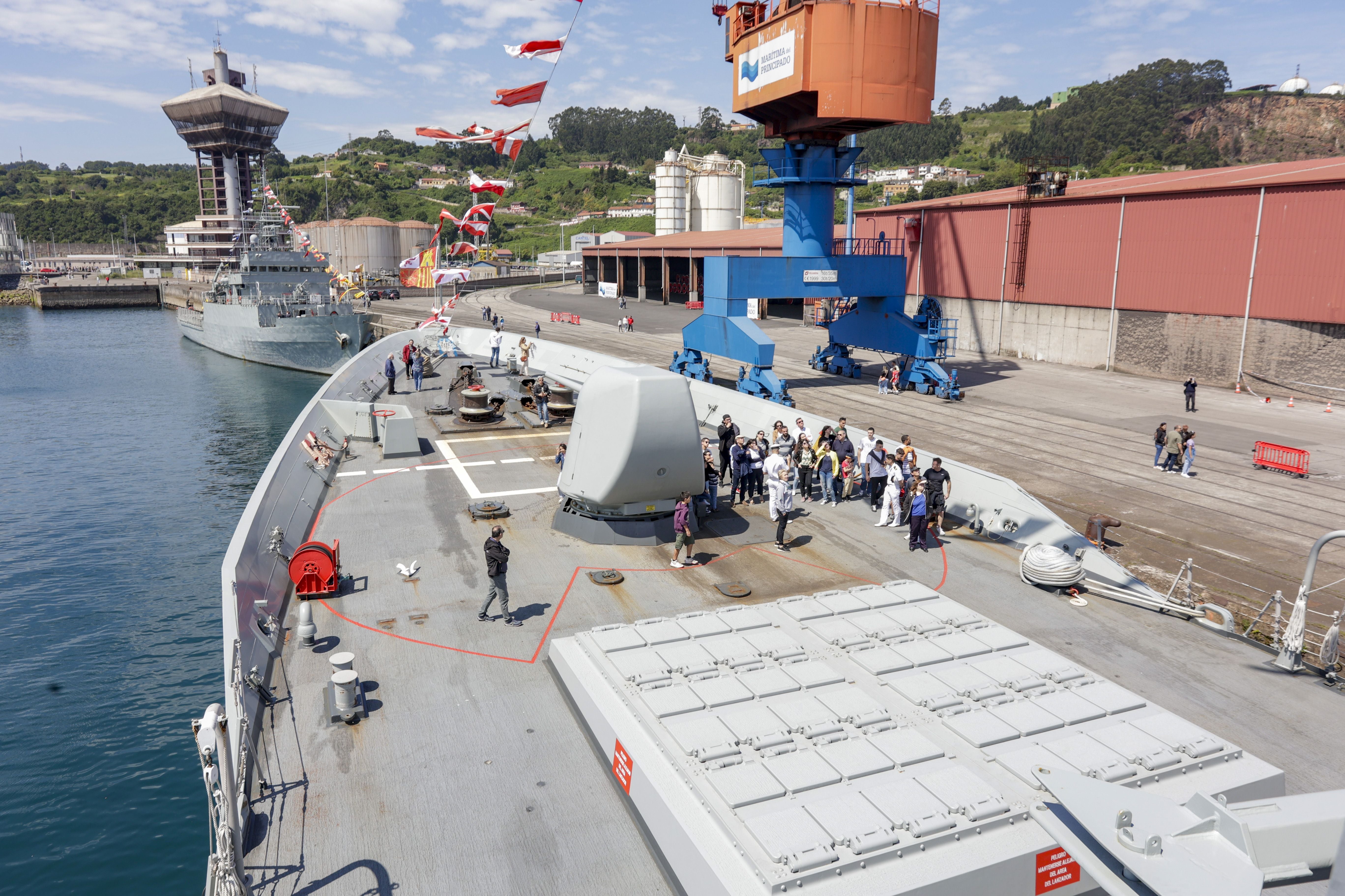 Nadie se quiere perder los buques de la Armada en Gijón