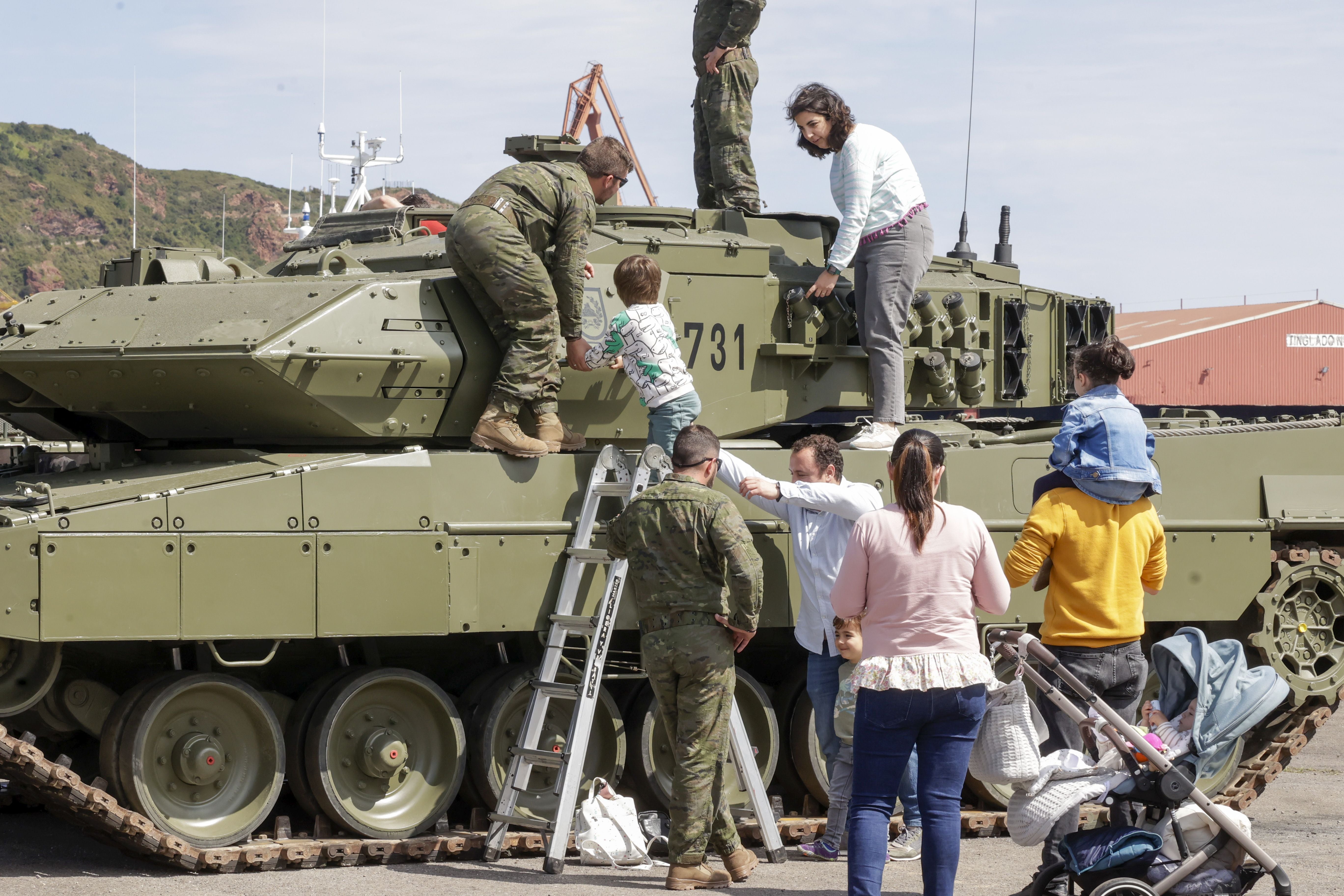 Nadie se quiere perder los buques de la Armada en Gijón