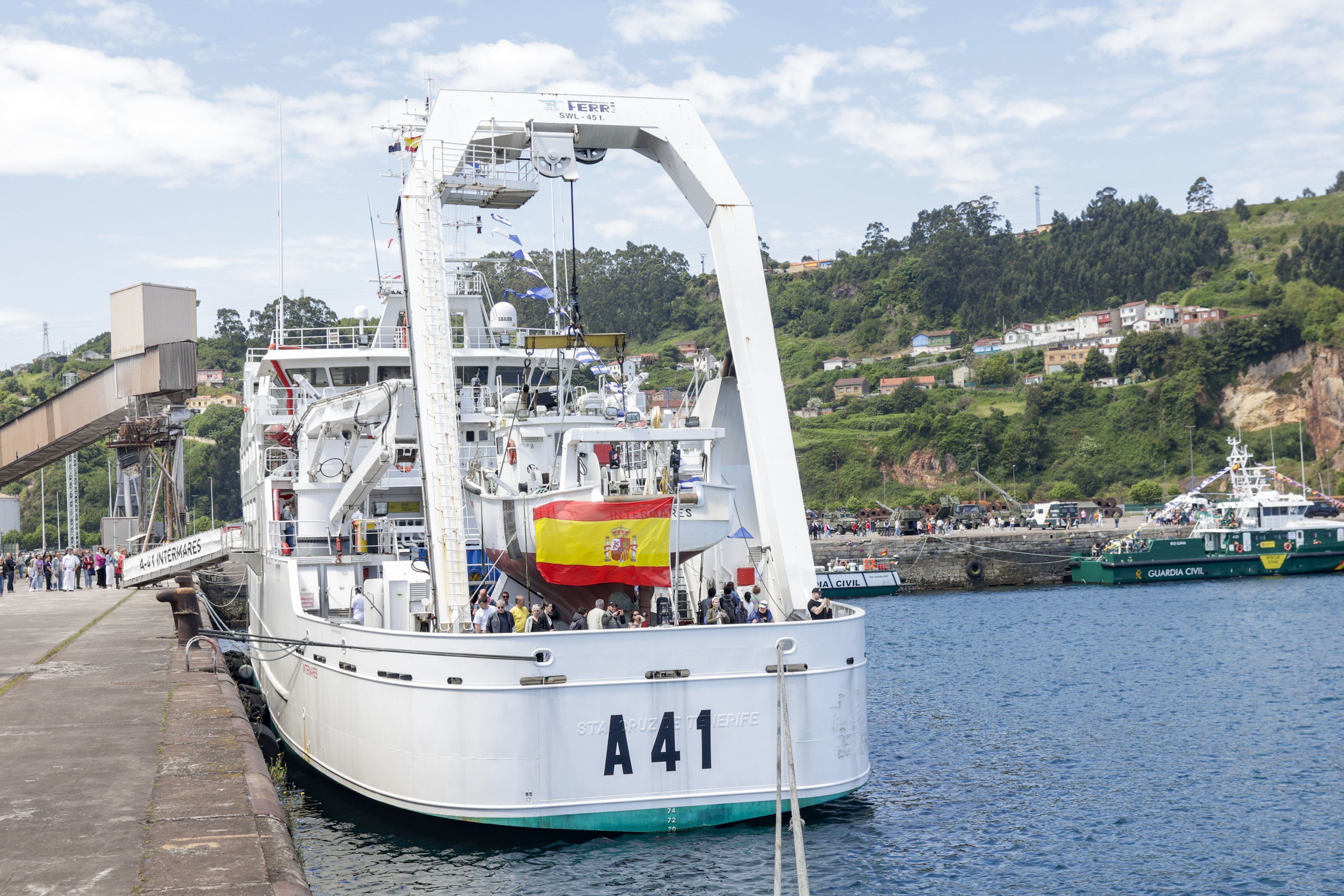 Nadie se quiere perder los buques de la Armada en Gijón