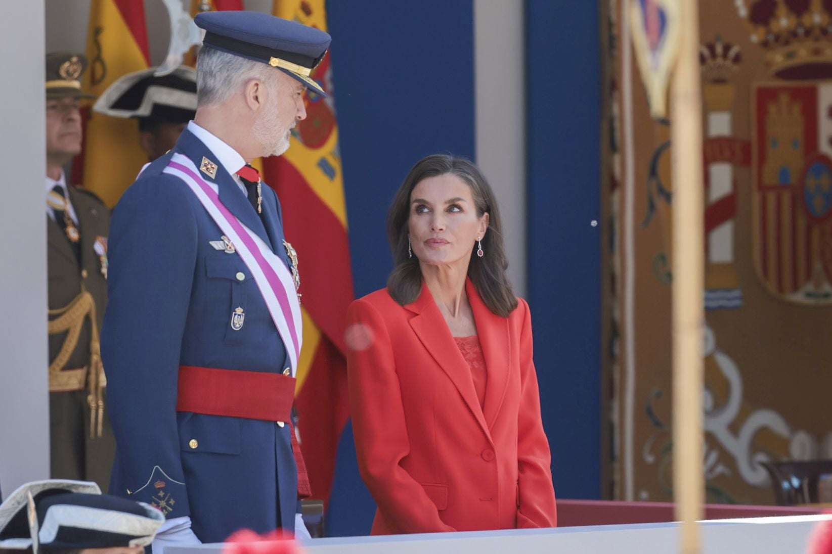 Magnífico desfile militar en un Oviedo hasta la bandera