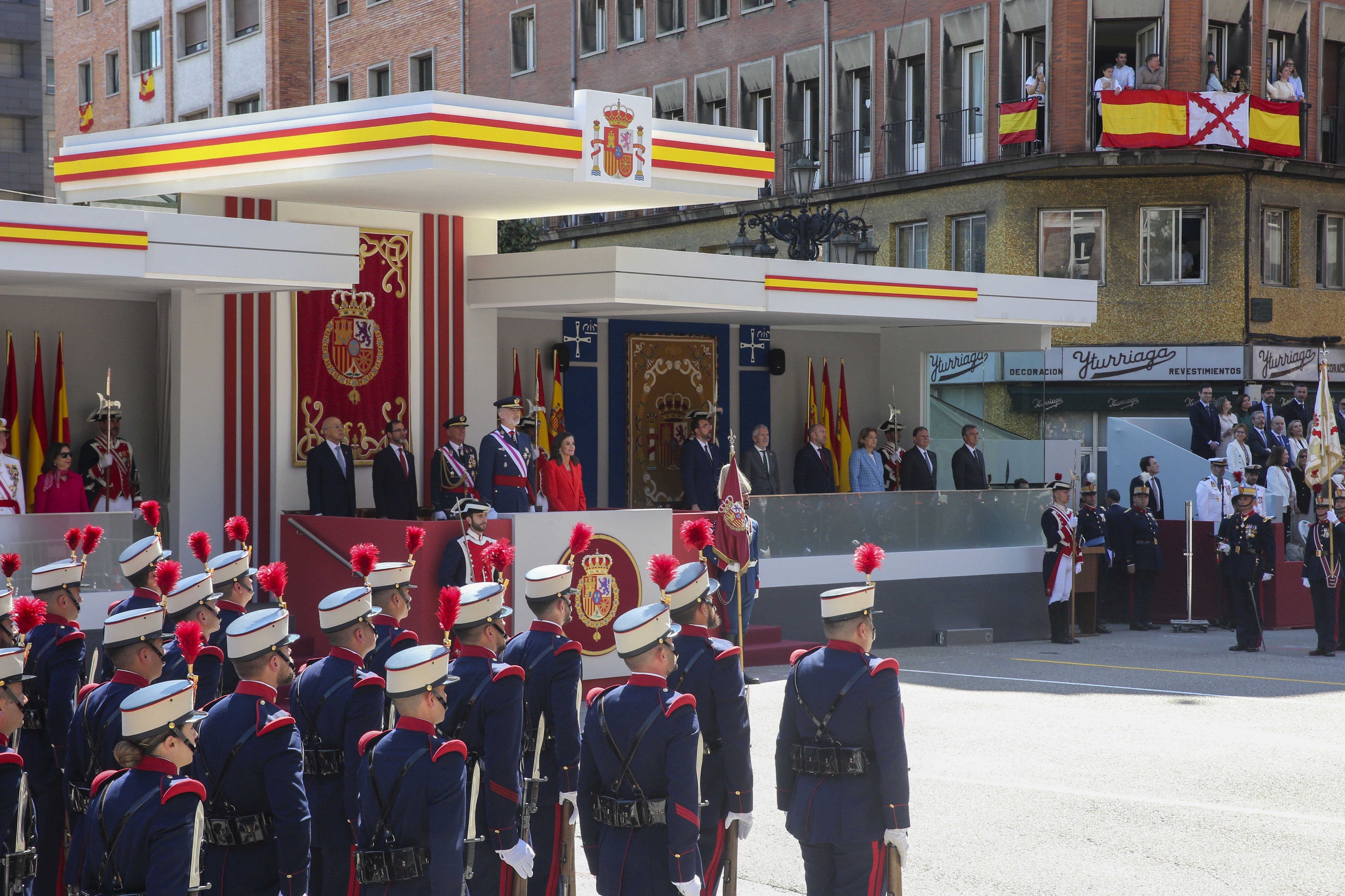 Magnífico desfile militar en un Oviedo hasta la bandera