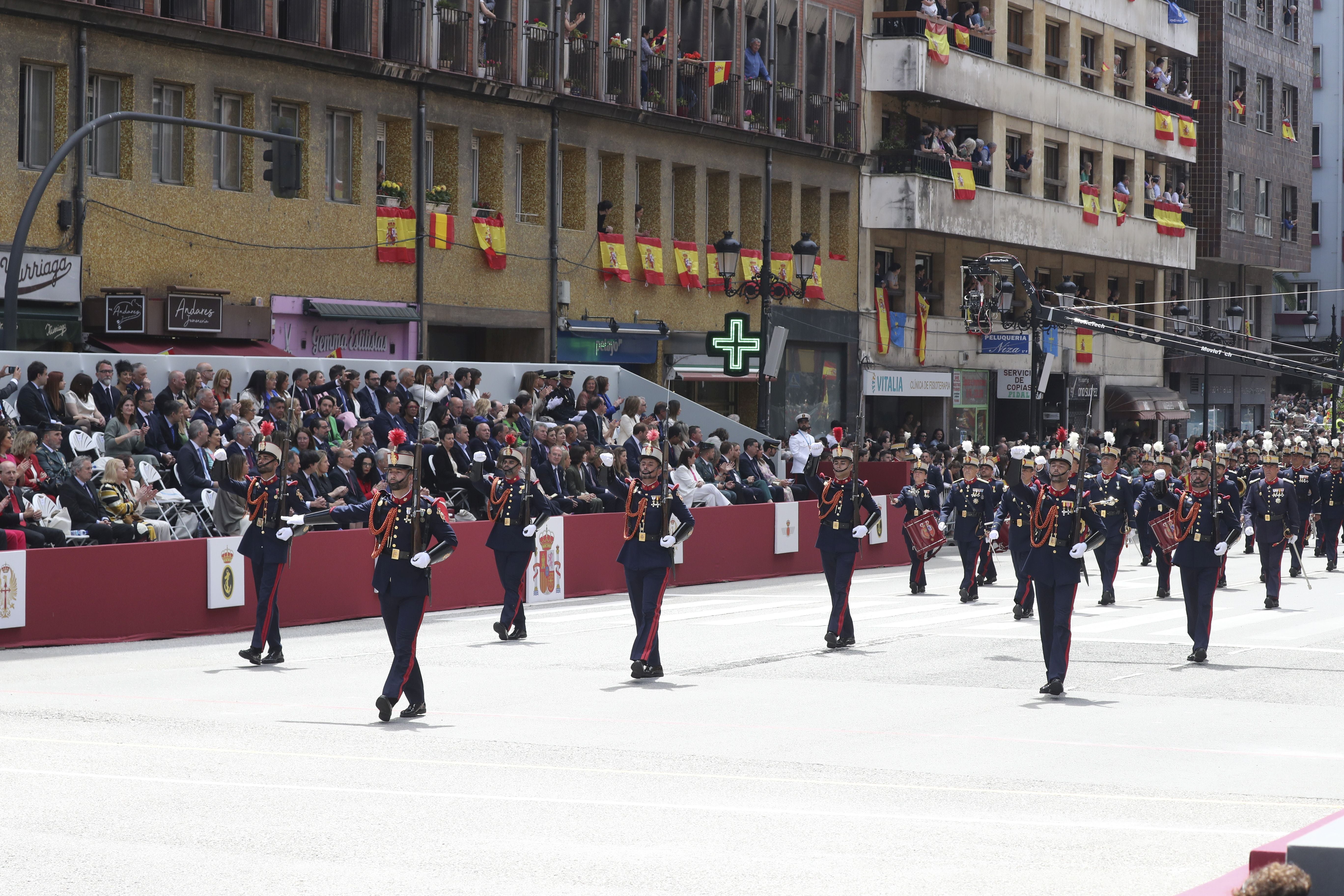 Magnífico desfile militar en un Oviedo hasta la bandera