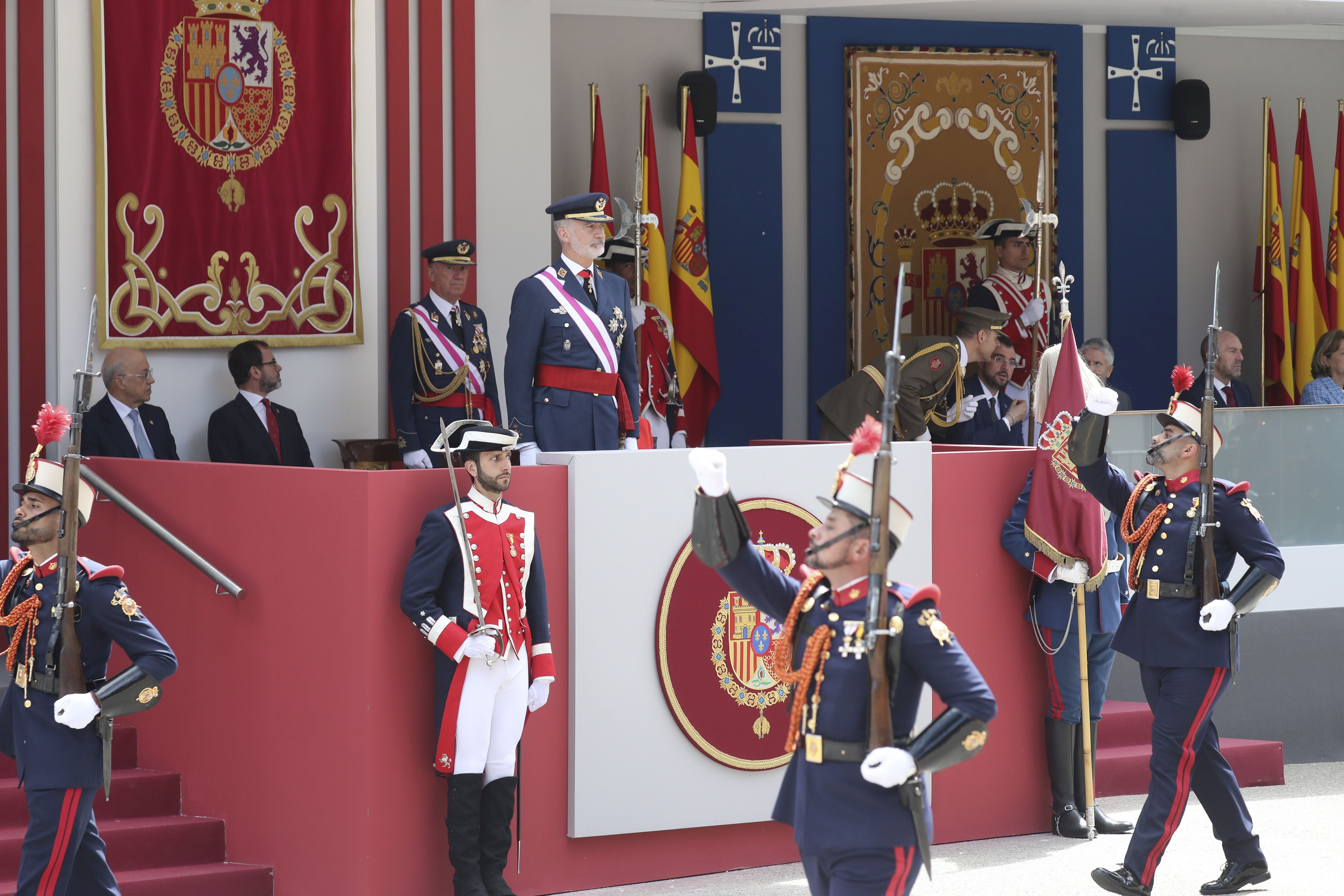 Magnífico desfile militar en un Oviedo hasta la bandera