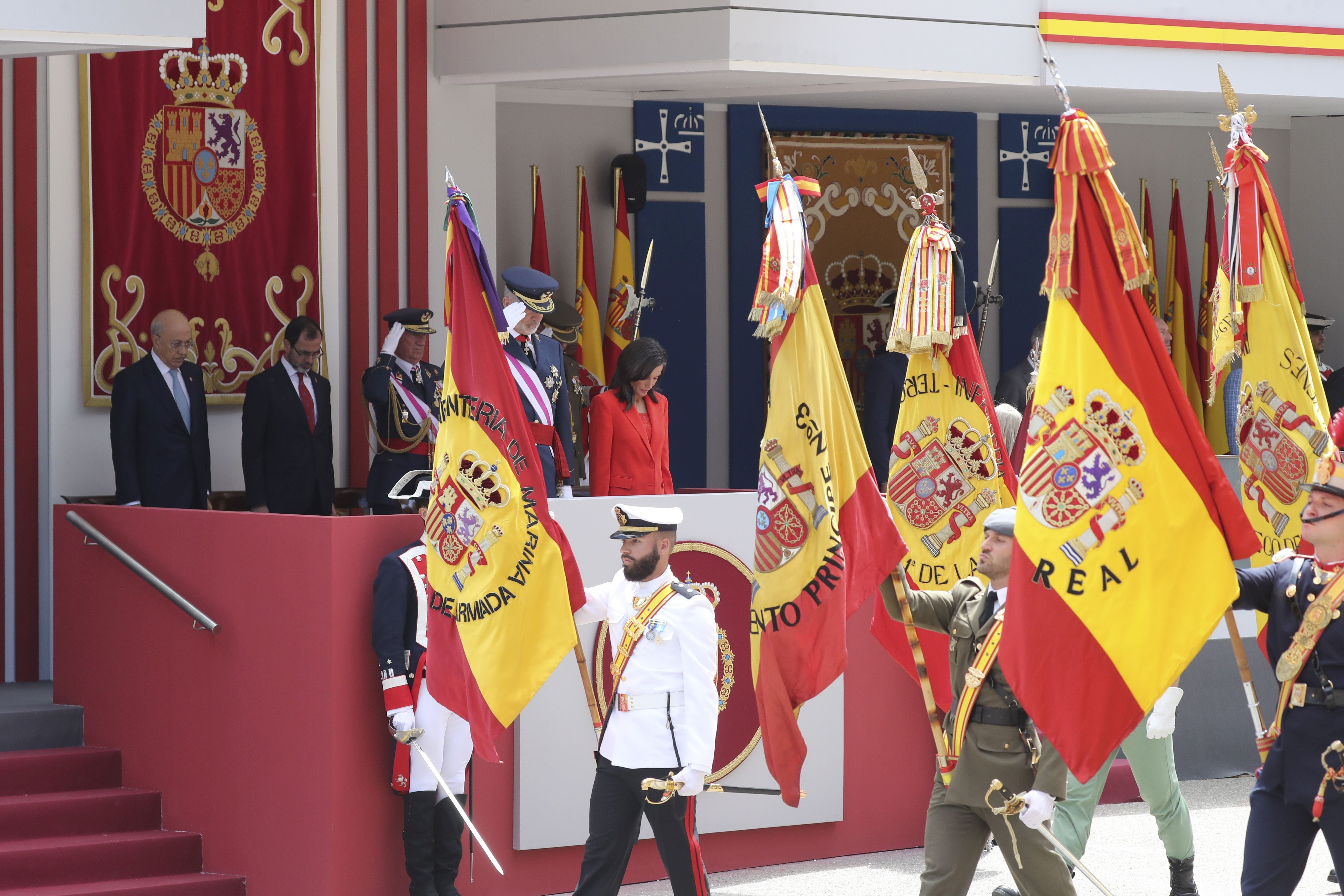 Magnífico desfile militar en un Oviedo hasta la bandera