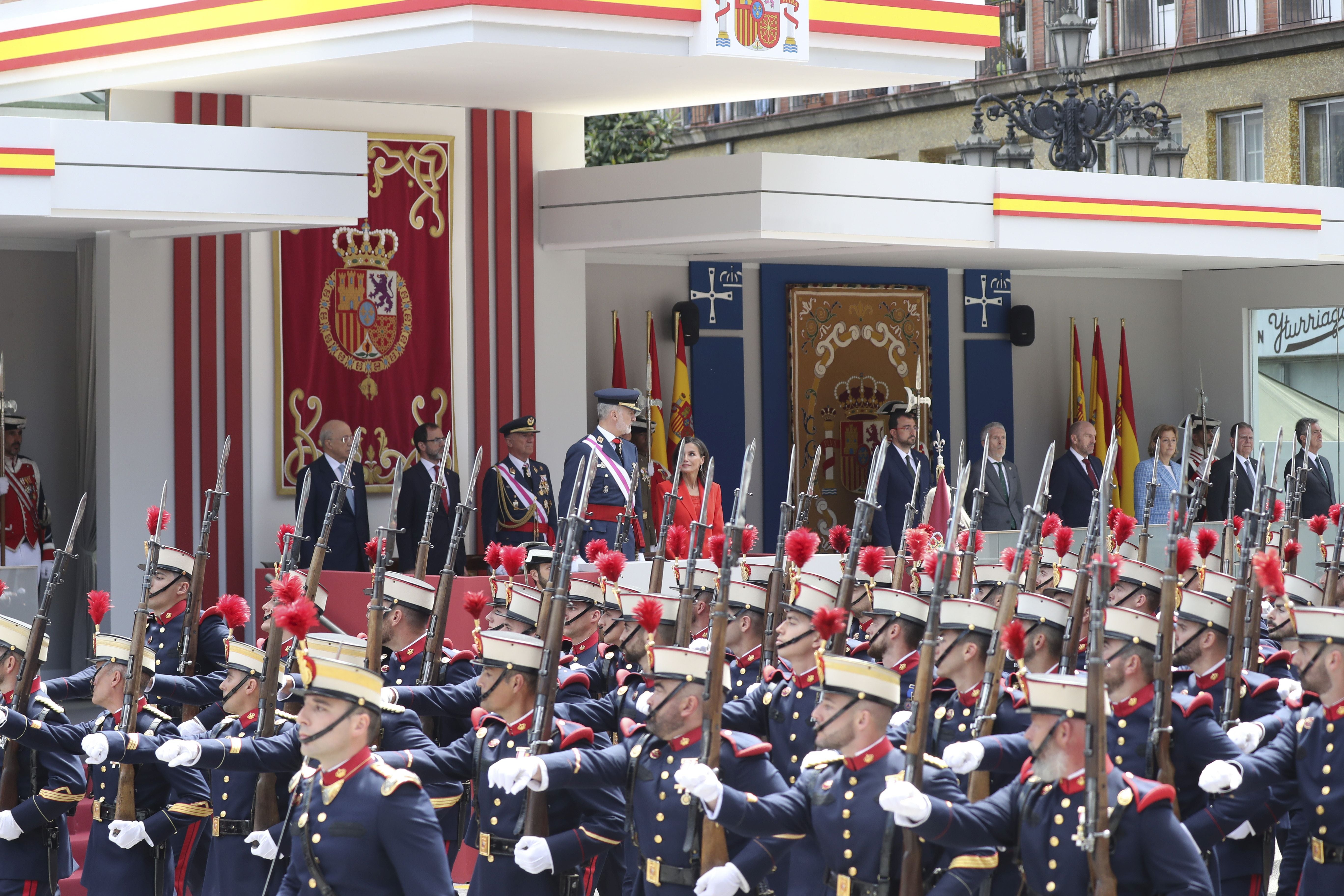 Magnífico desfile militar en un Oviedo hasta la bandera