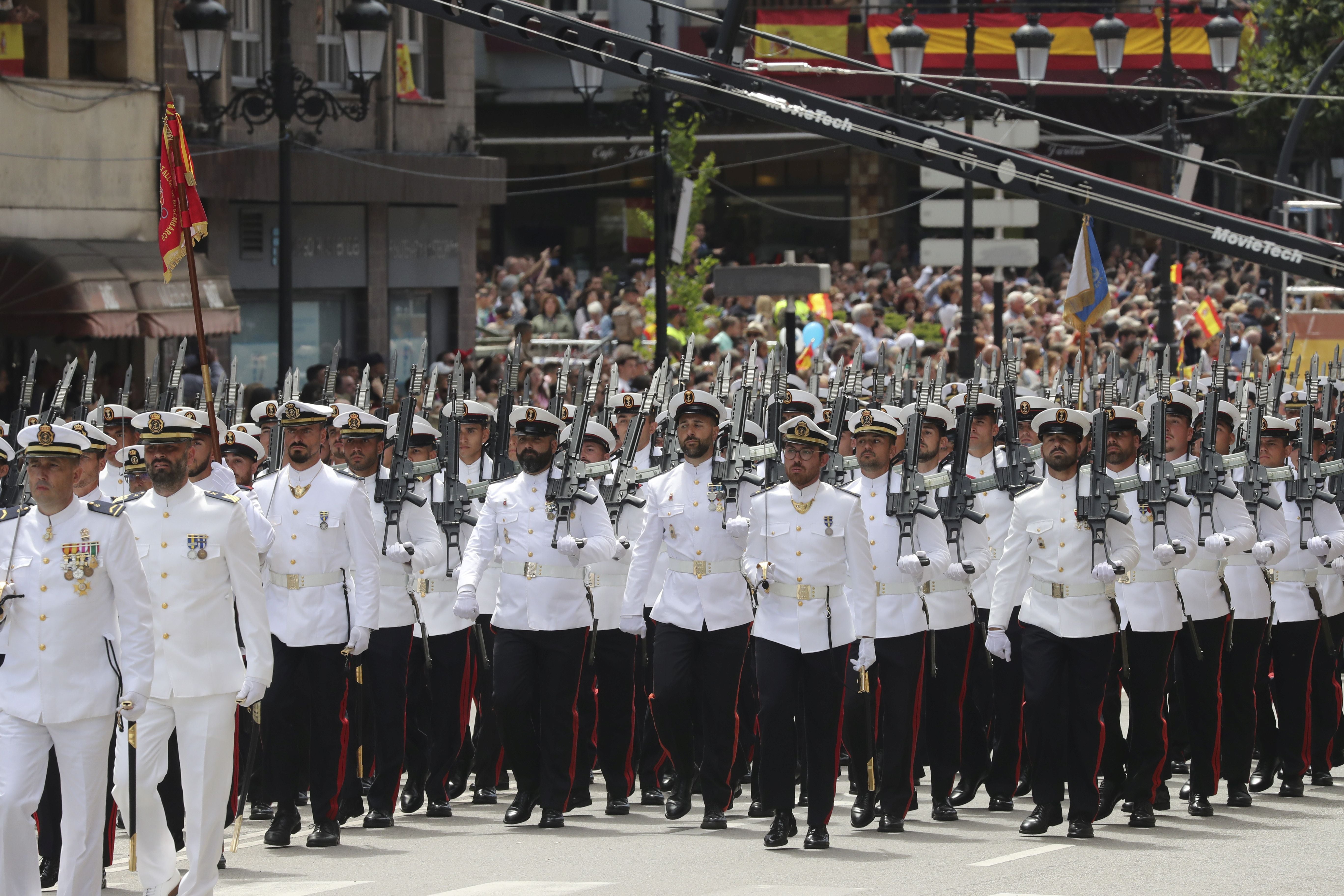 Magnífico desfile militar en un Oviedo hasta la bandera