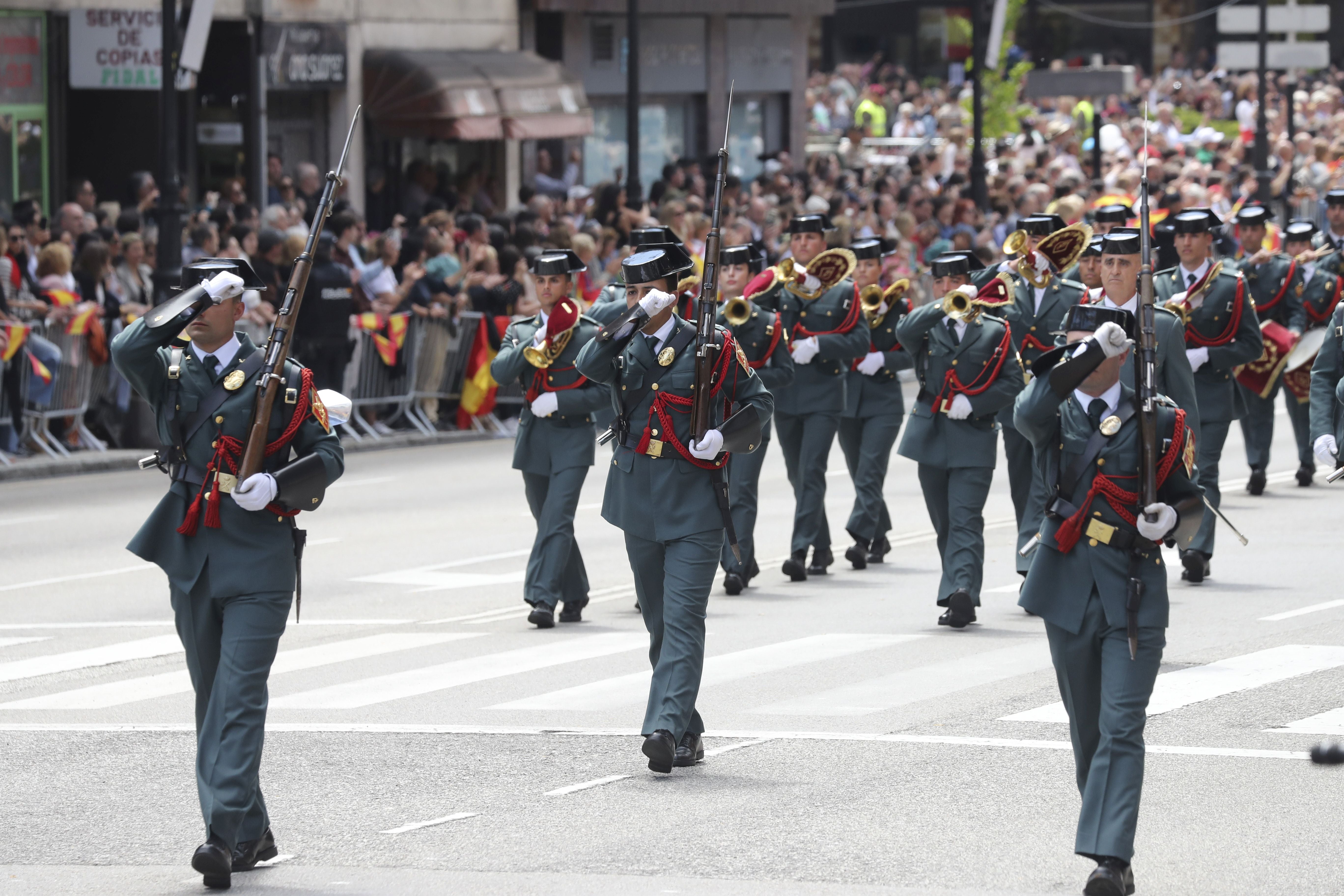 Magnífico desfile militar en un Oviedo hasta la bandera