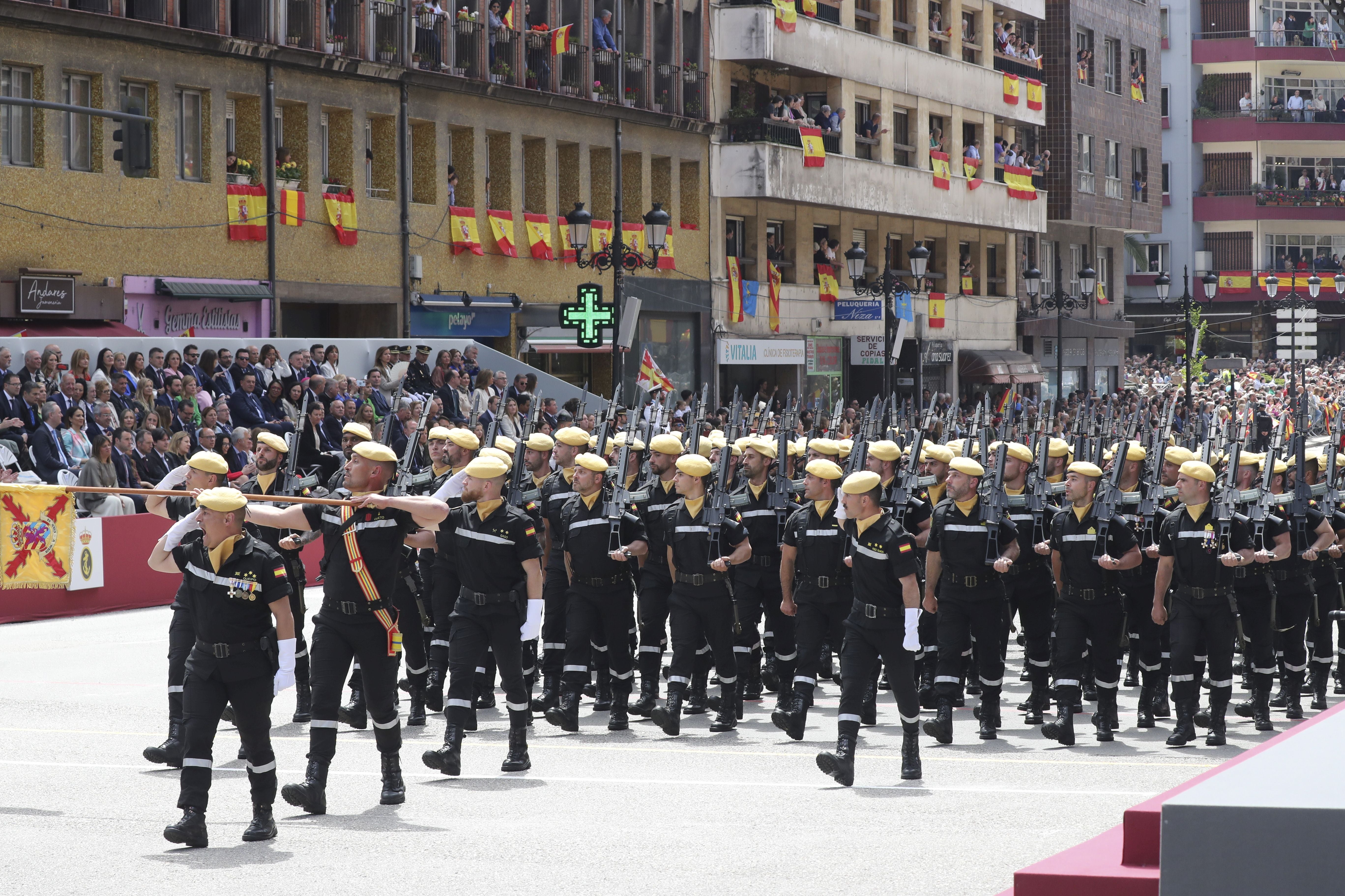 Magnífico desfile militar en un Oviedo hasta la bandera