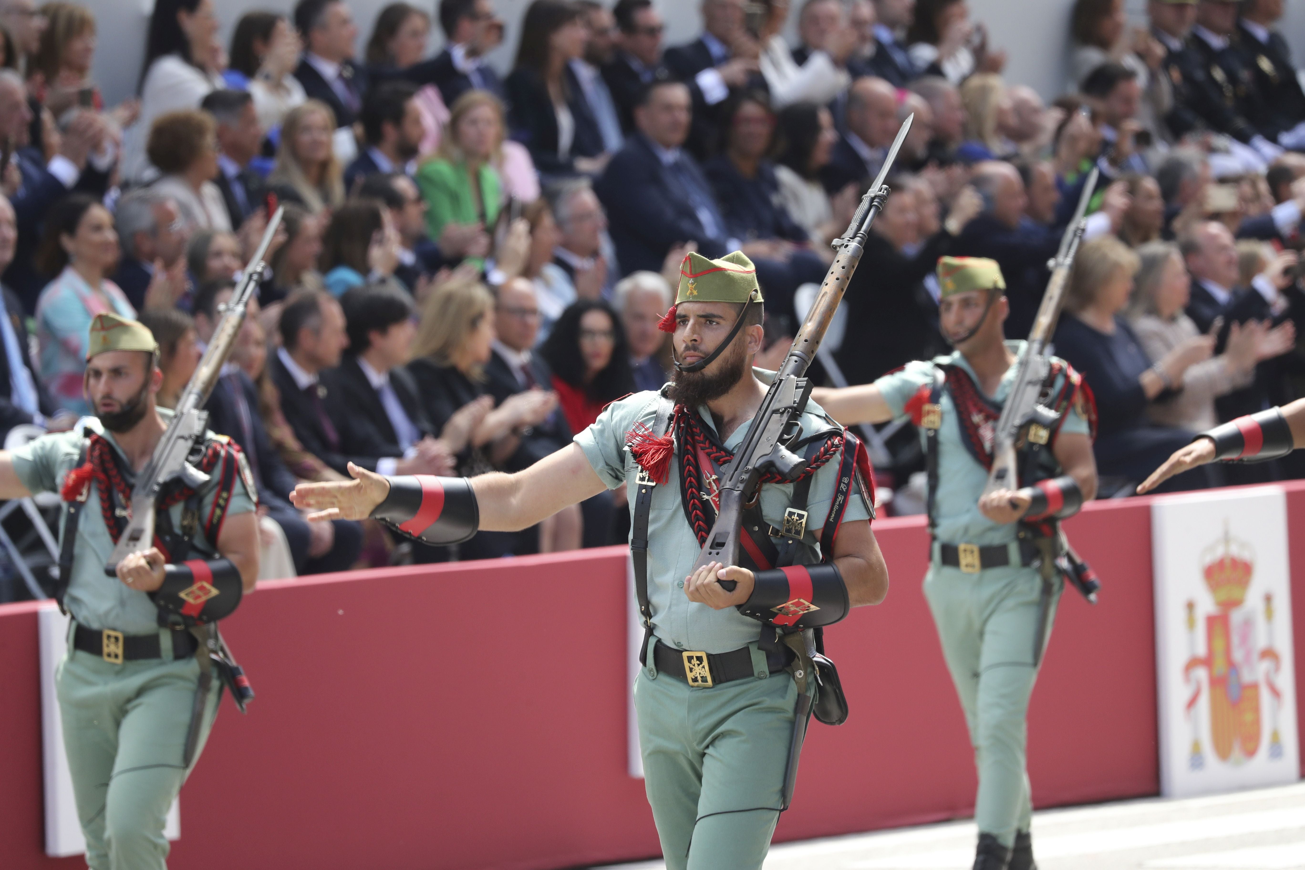 Magnífico desfile militar en un Oviedo hasta la bandera