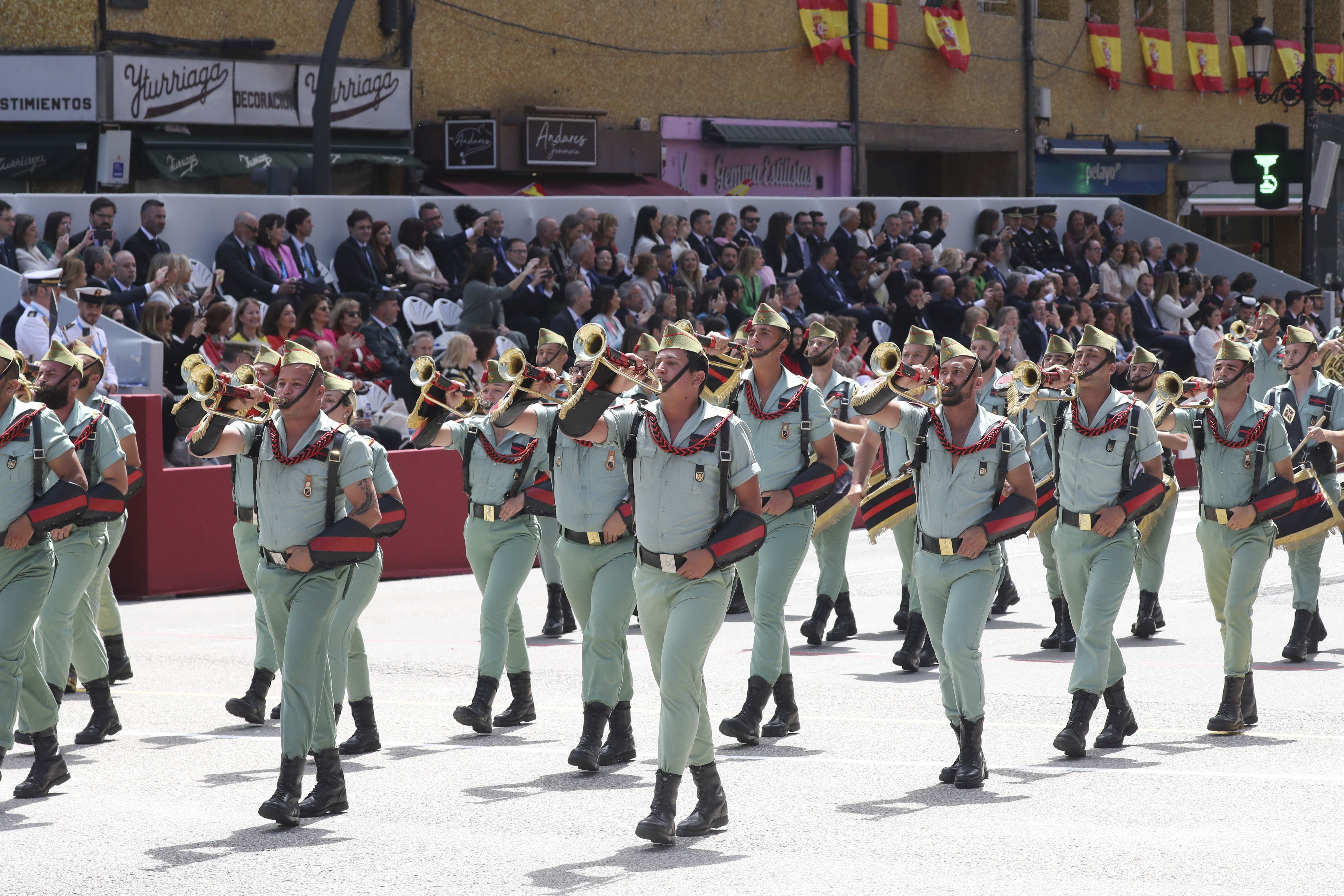 Magnífico desfile militar en un Oviedo hasta la bandera