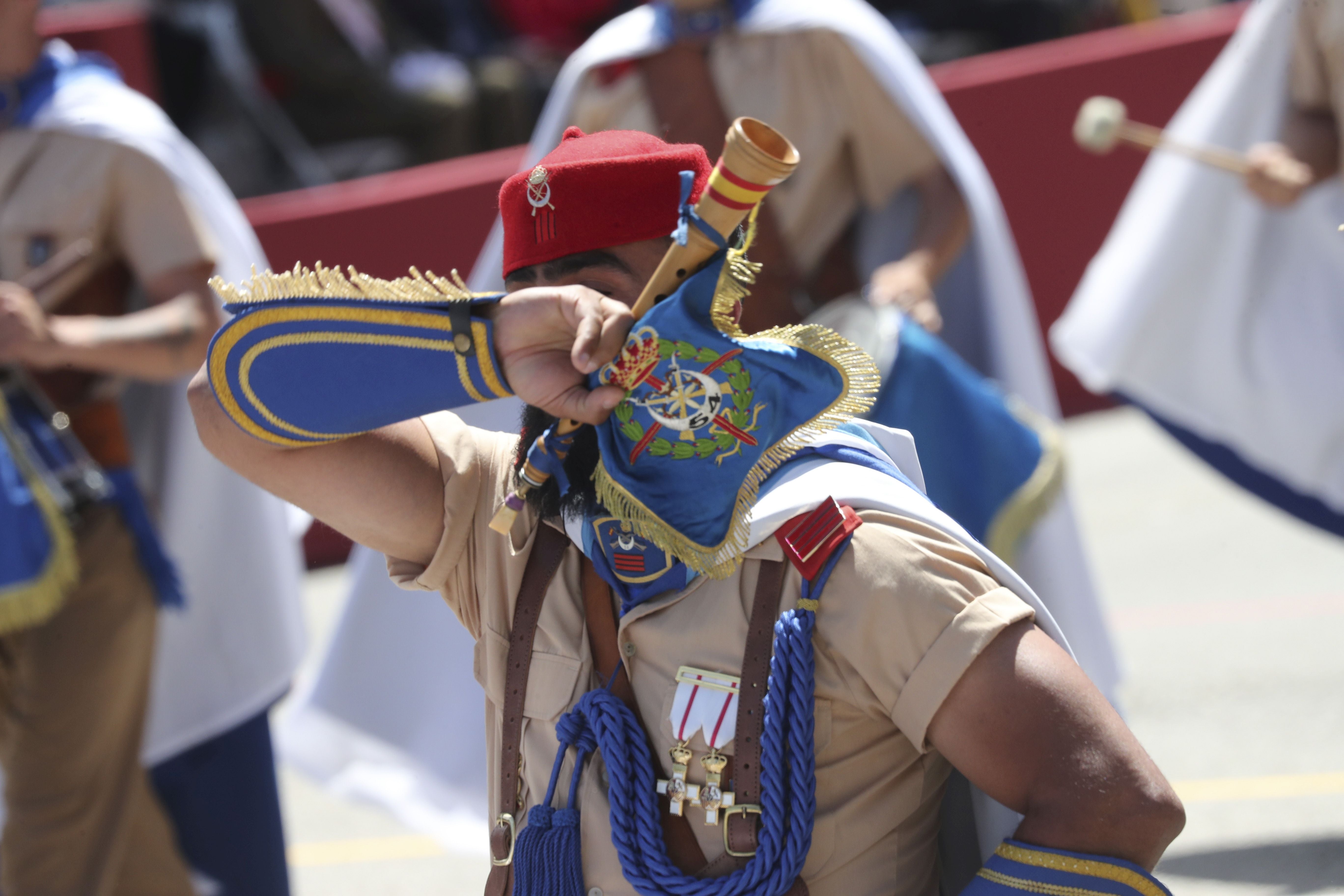 Magnífico desfile militar en un Oviedo hasta la bandera