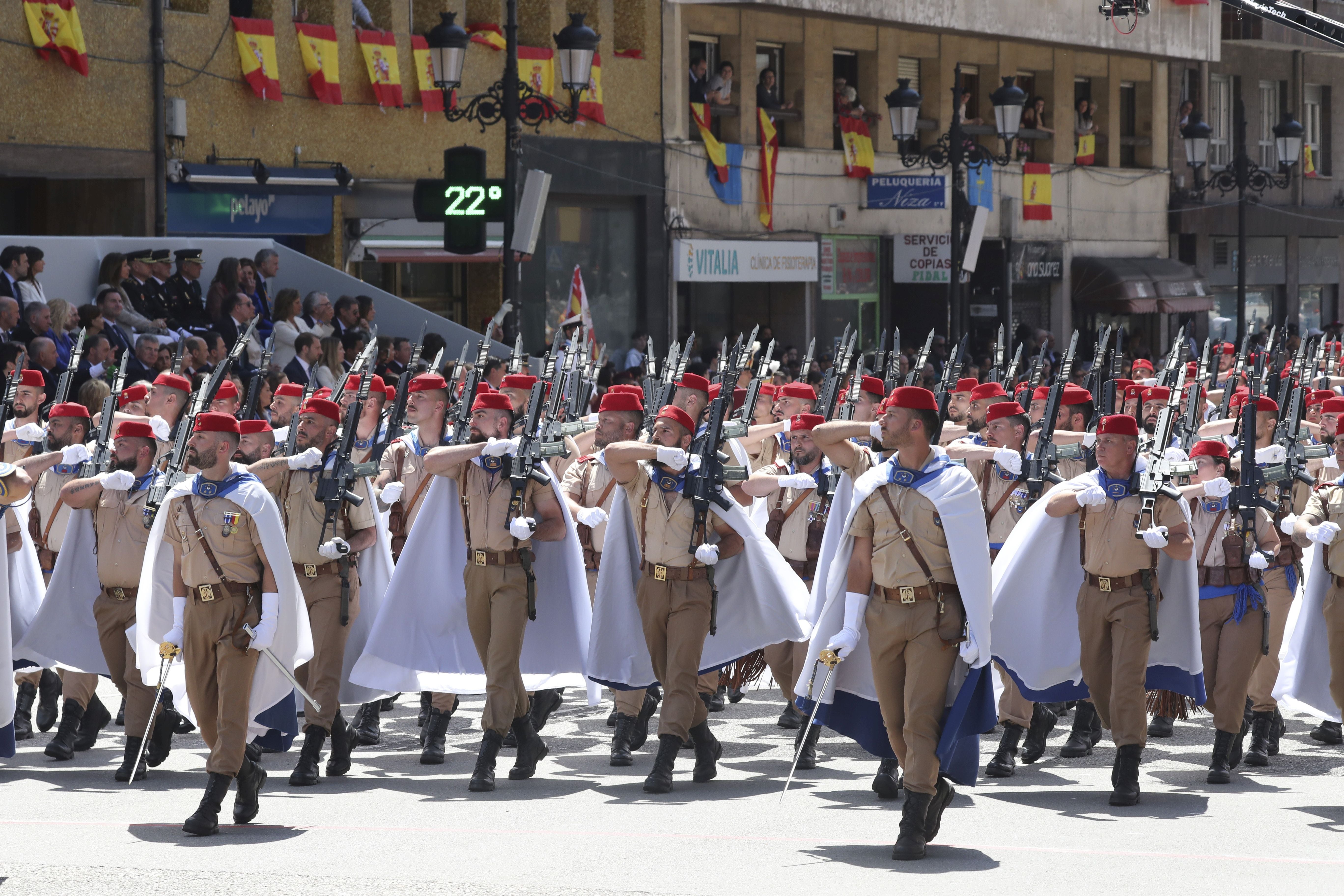 Magnífico desfile militar en un Oviedo hasta la bandera