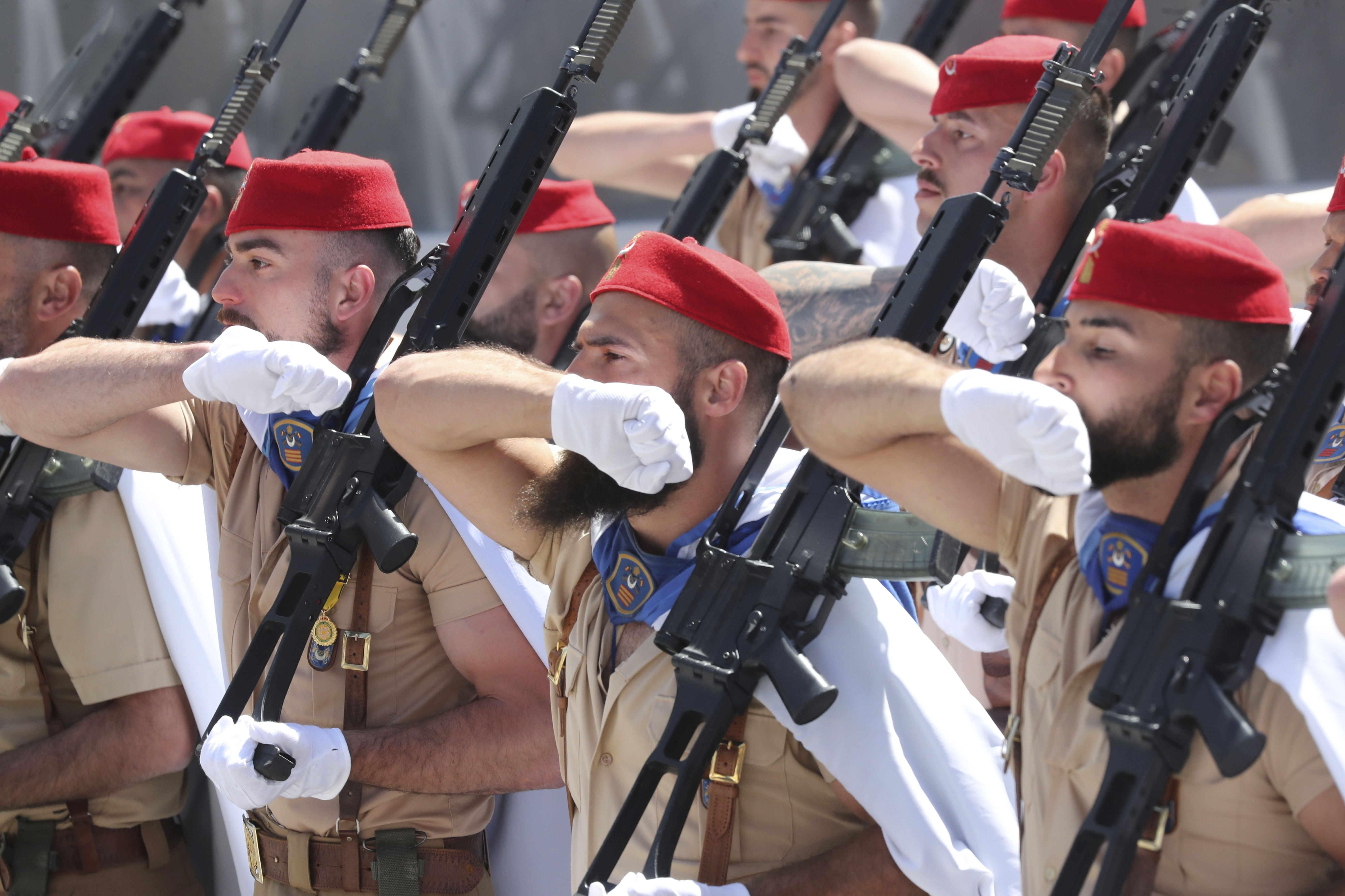 Magnífico desfile militar en un Oviedo hasta la bandera