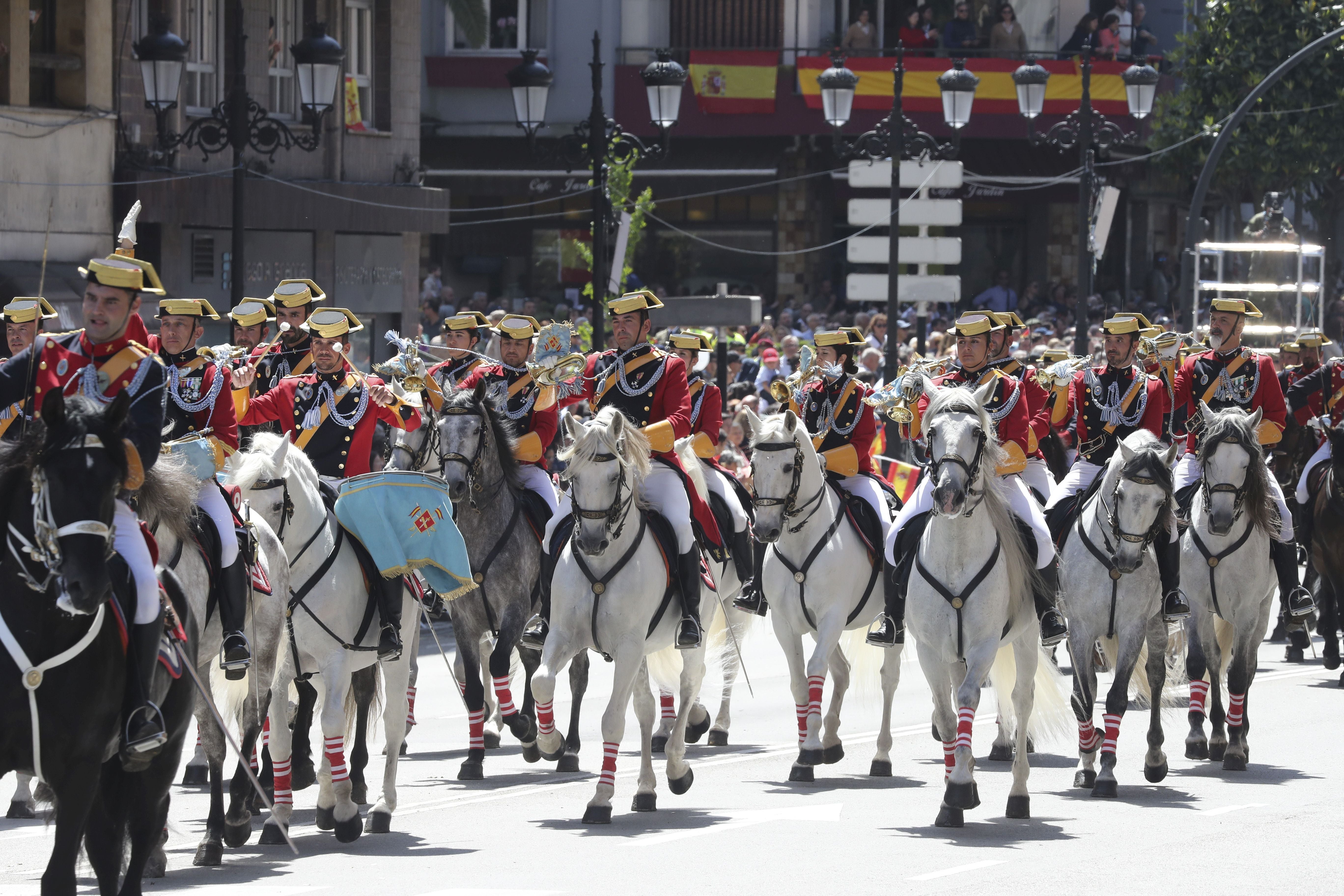 Magnífico desfile militar en un Oviedo hasta la bandera