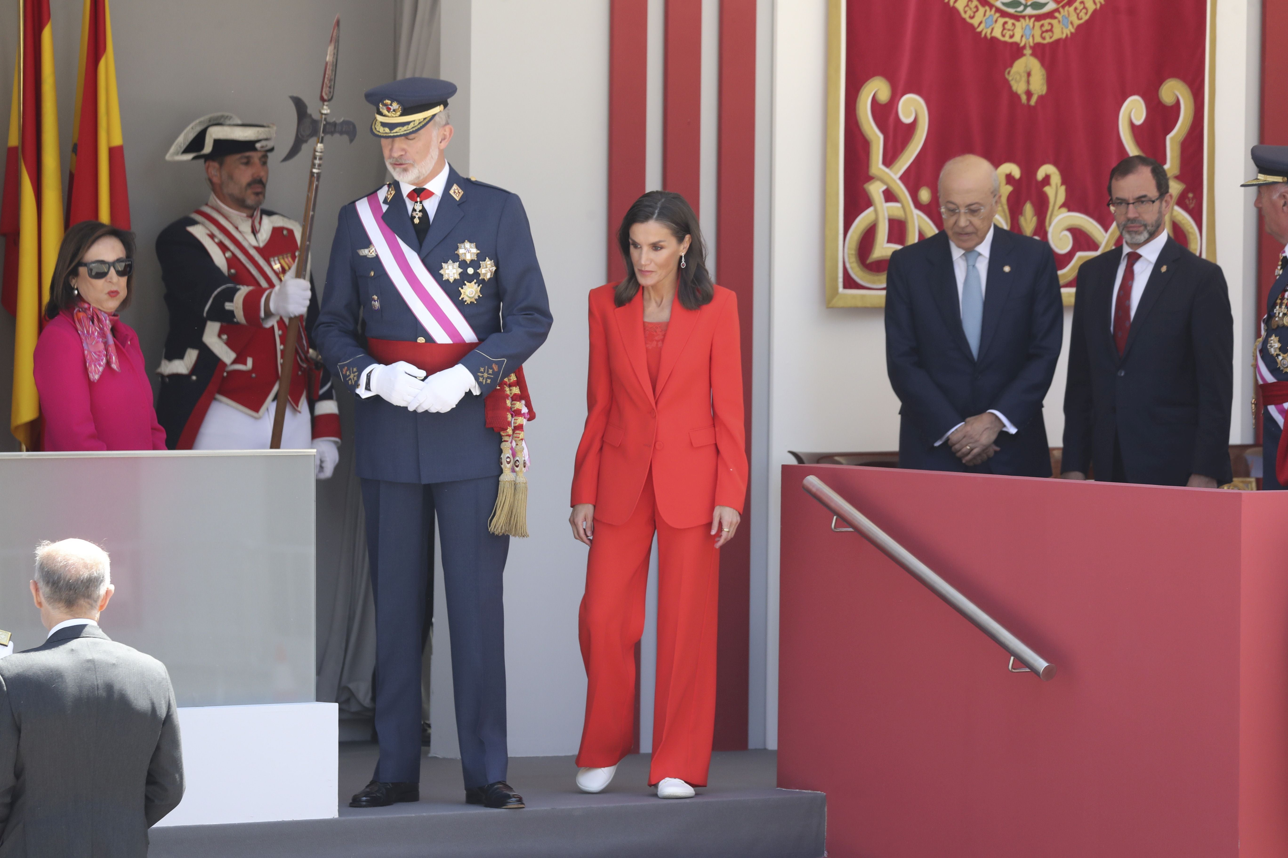 Magnífico desfile militar en un Oviedo hasta la bandera