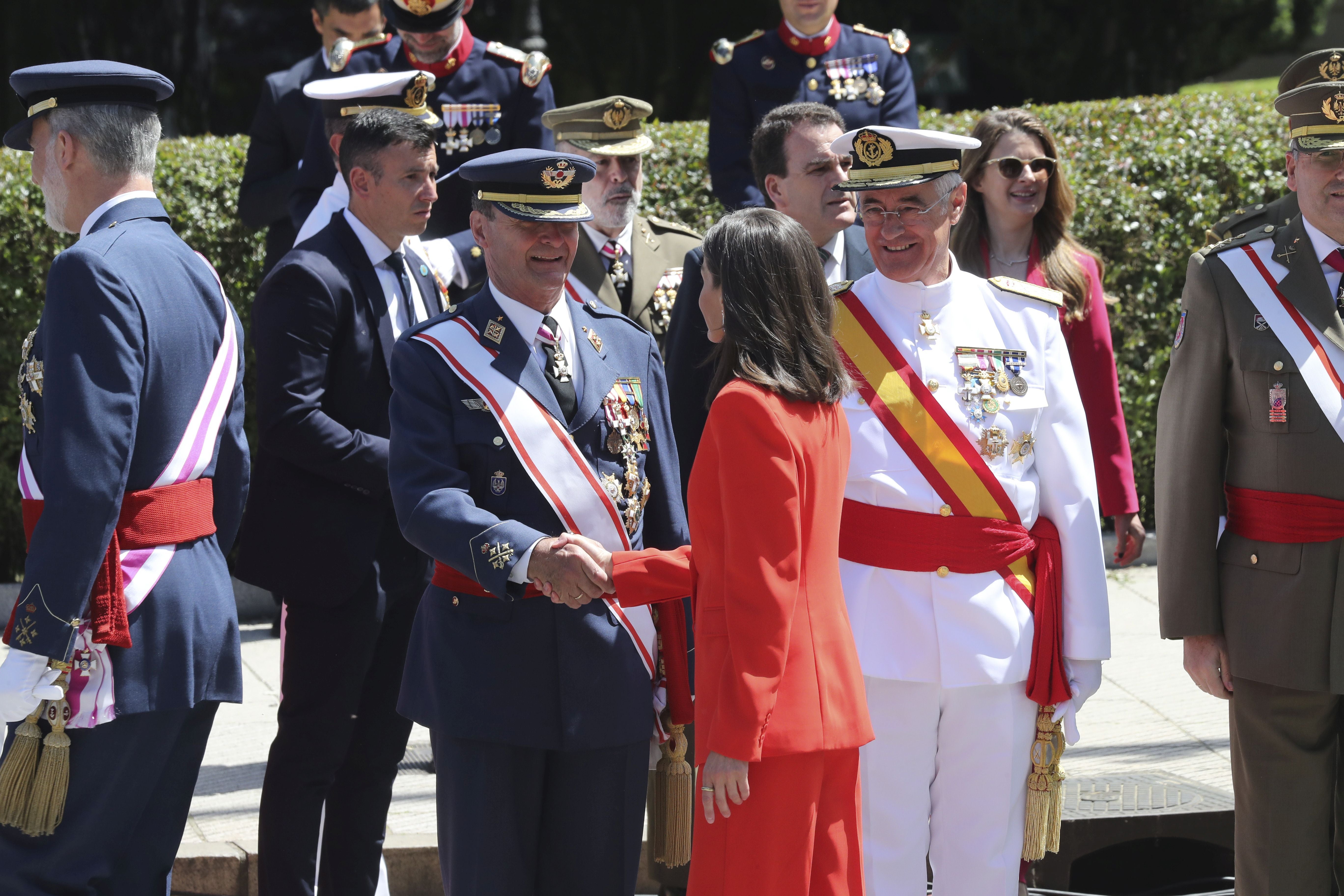 Magnífico desfile militar en un Oviedo hasta la bandera