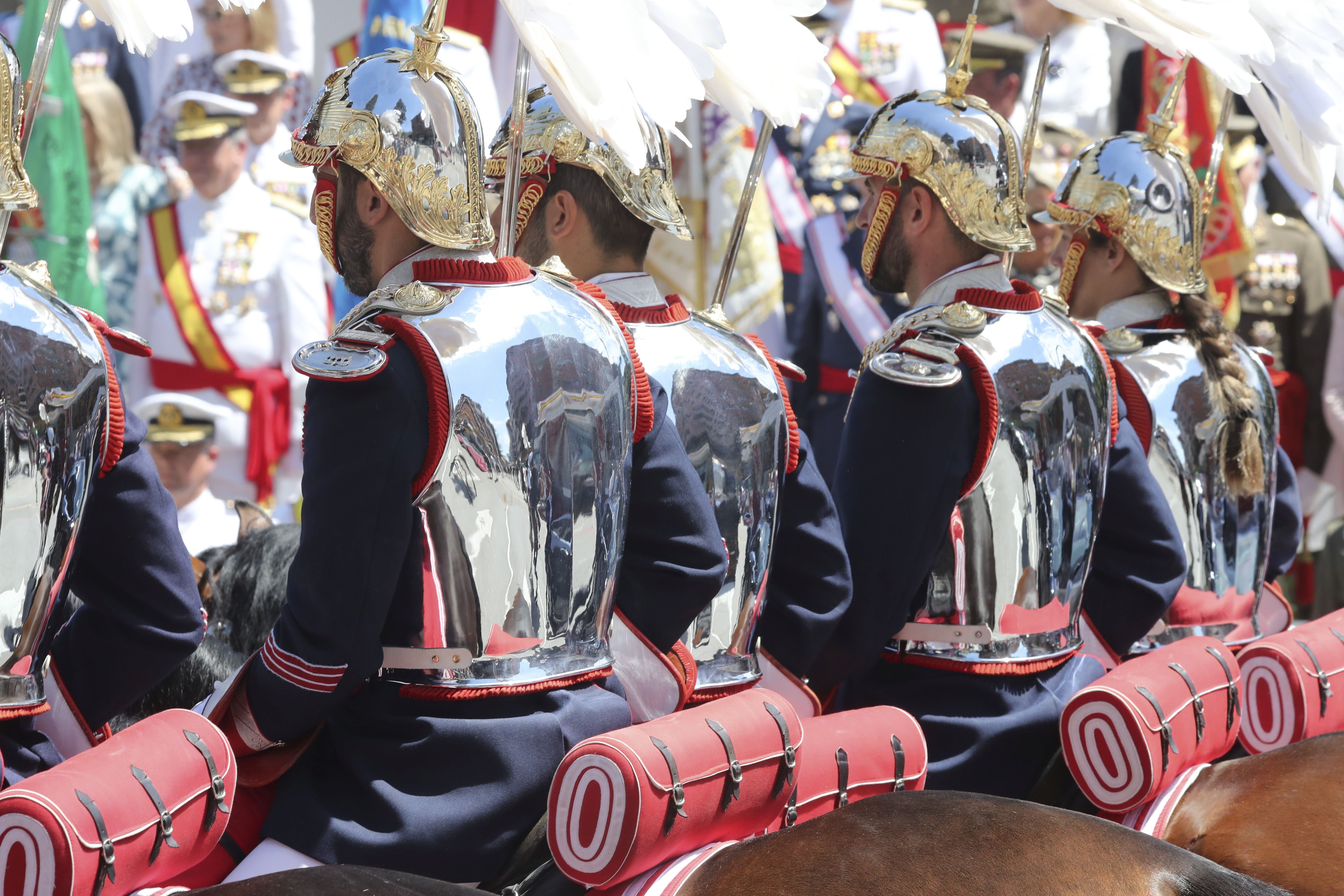 Magnífico desfile militar en un Oviedo hasta la bandera