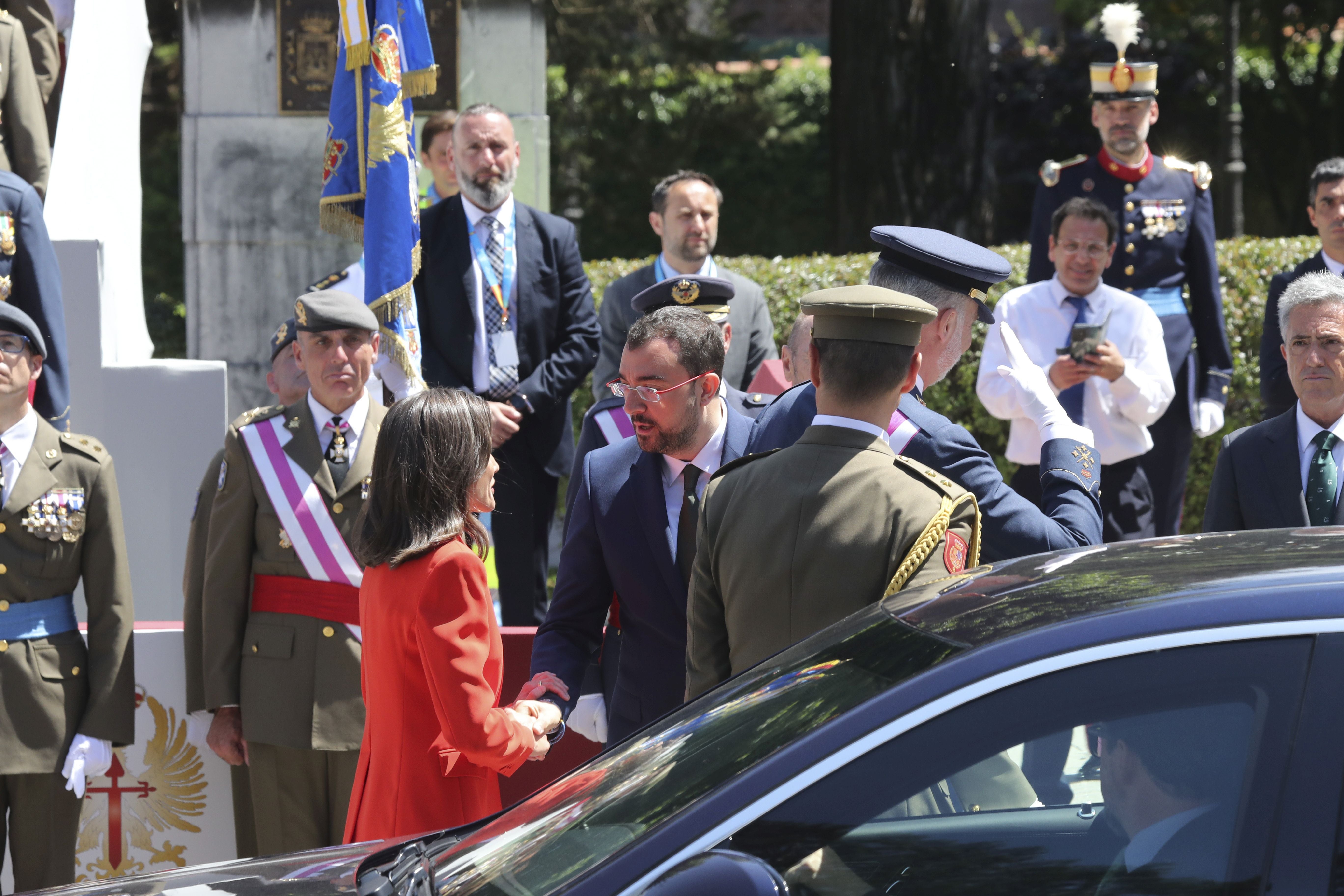 Magnífico desfile militar en un Oviedo hasta la bandera