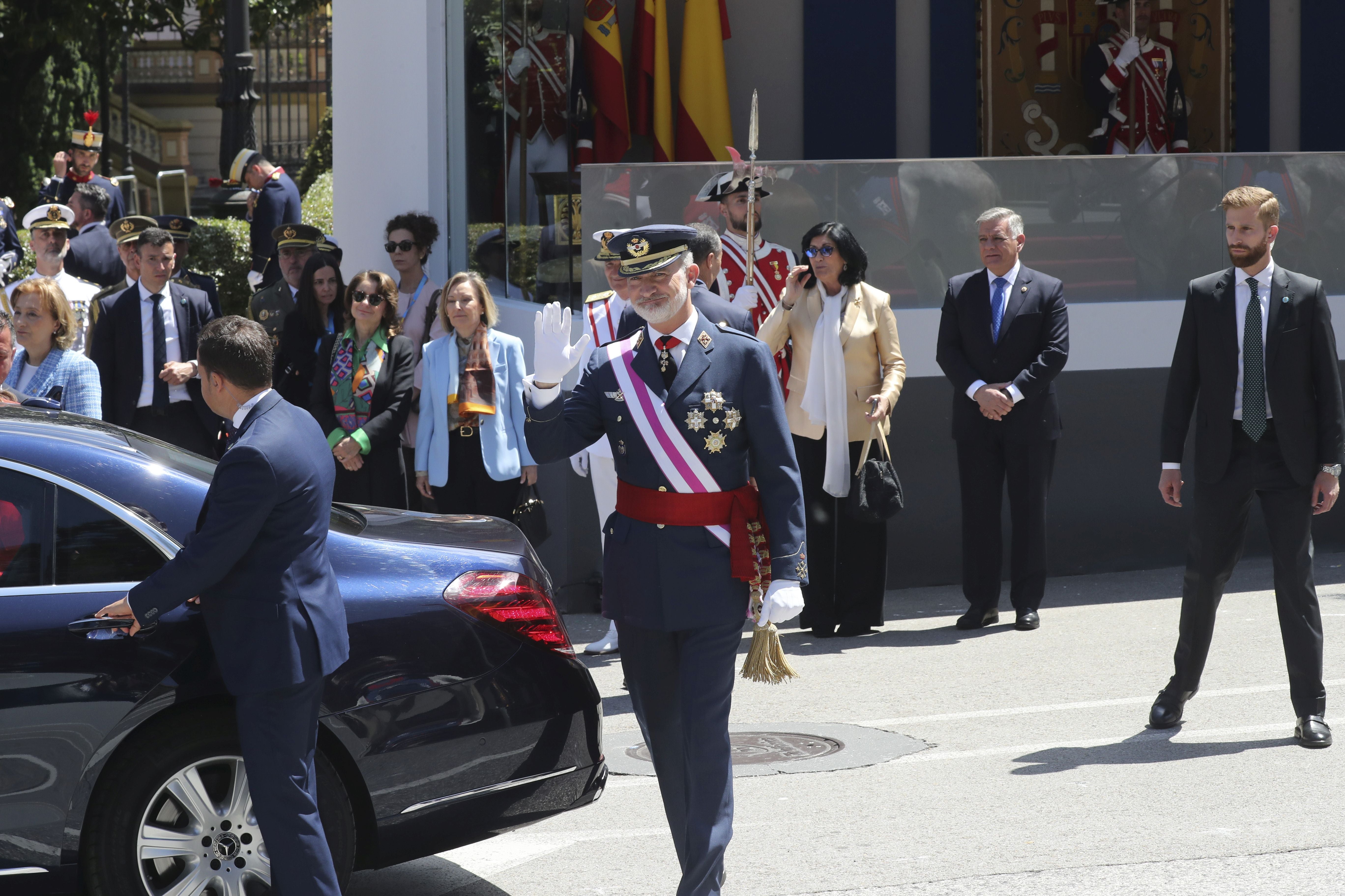 Magnífico desfile militar en un Oviedo hasta la bandera