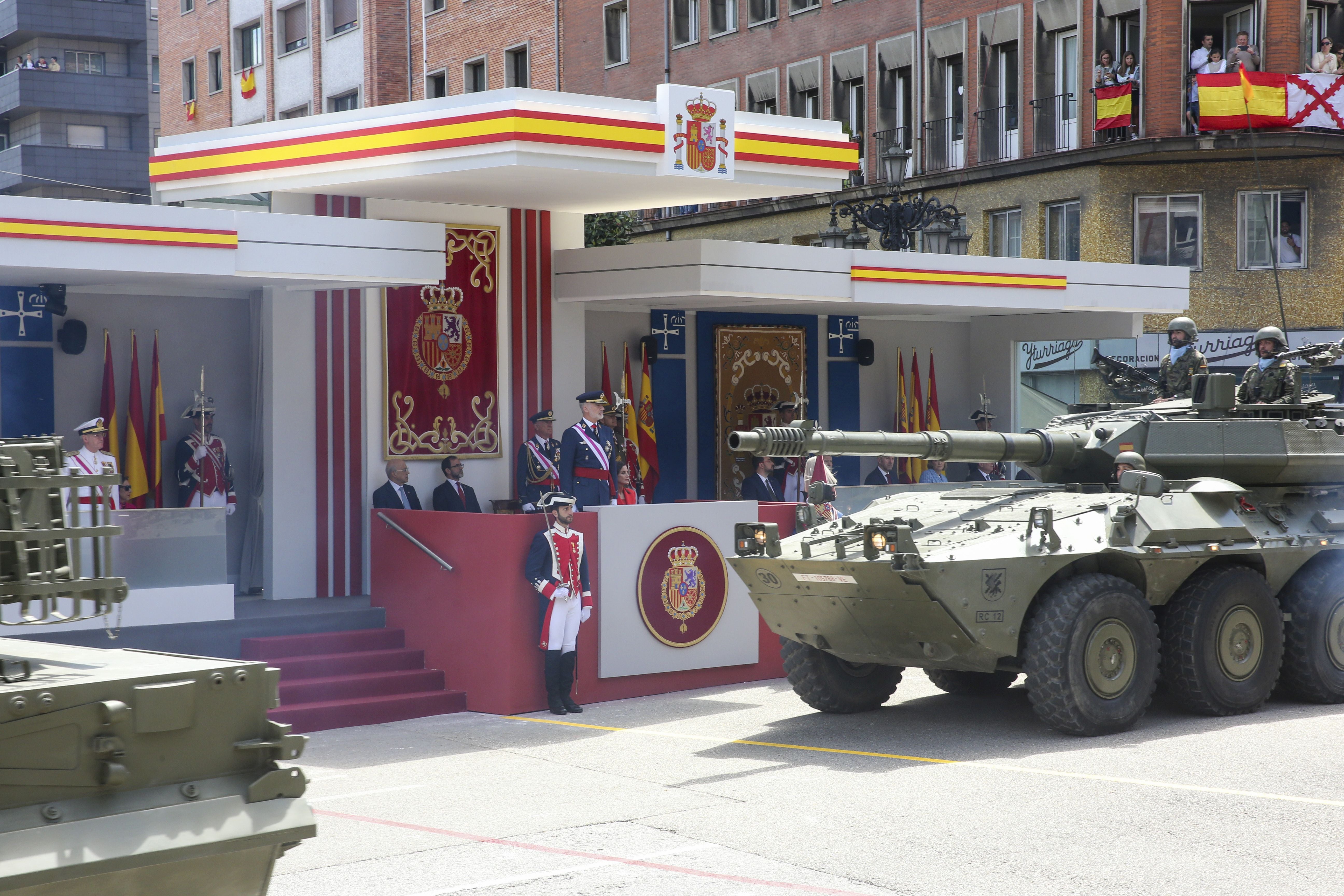 Magnífico desfile militar en un Oviedo hasta la bandera