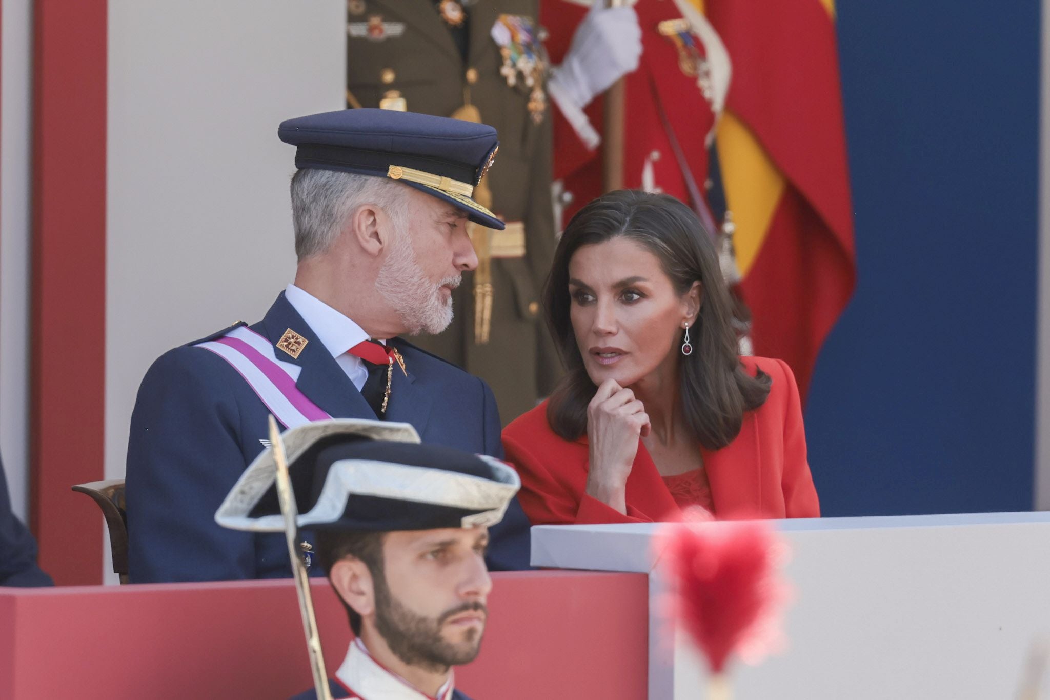 Magnífico desfile militar en un Oviedo hasta la bandera