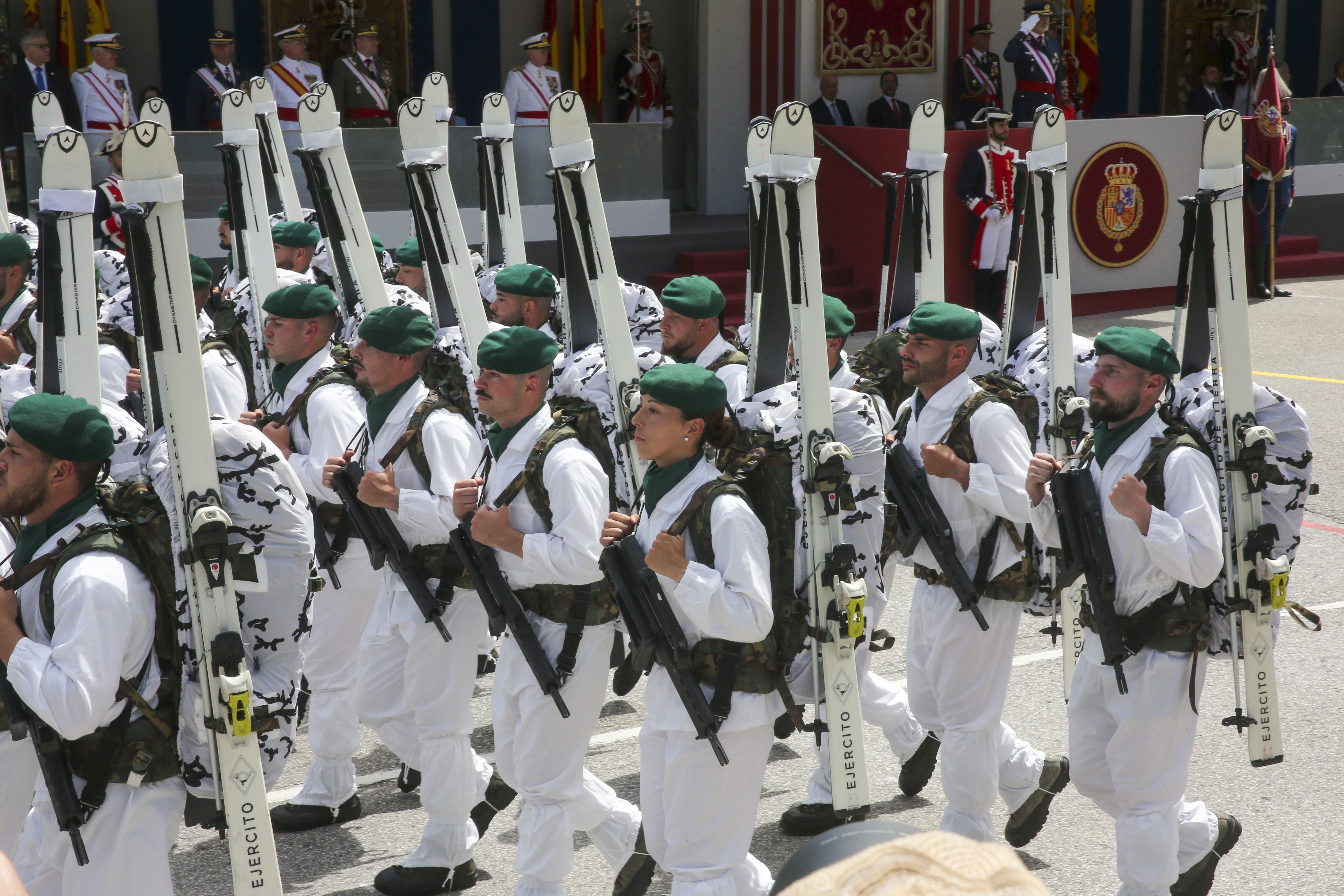 Magnífico desfile militar en un Oviedo hasta la bandera