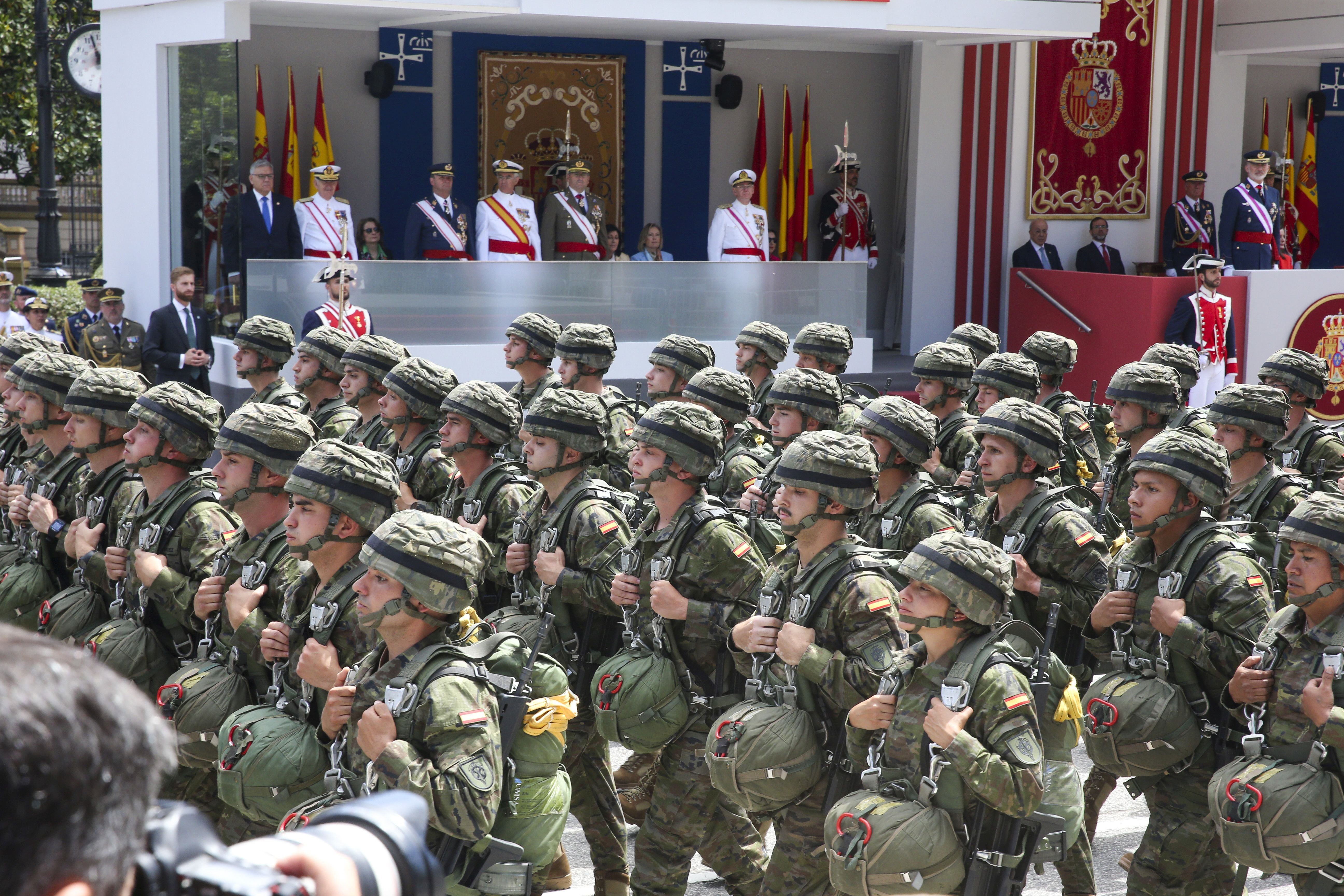 Magnífico desfile militar en un Oviedo hasta la bandera