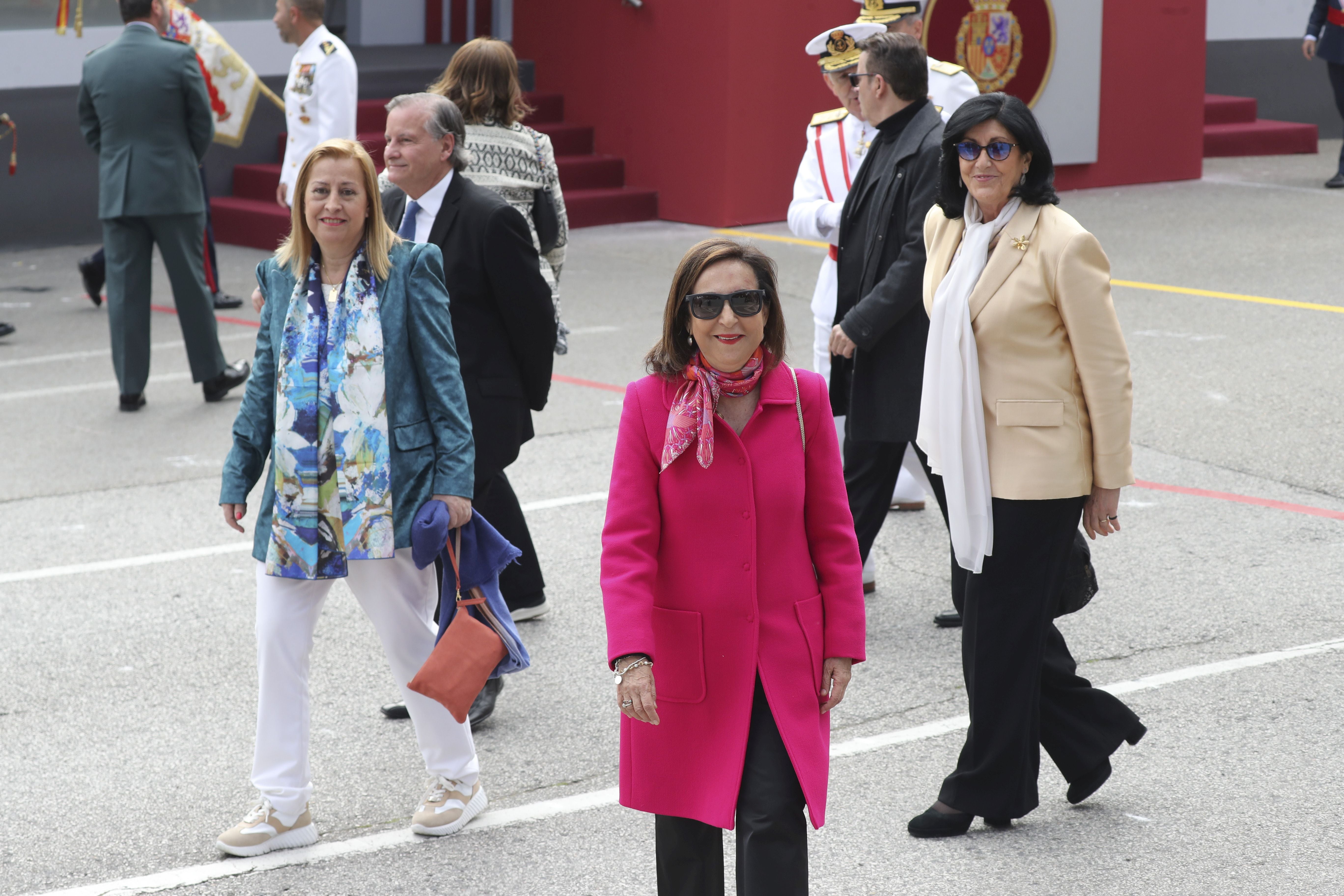 Magnífico desfile militar en un Oviedo hasta la bandera