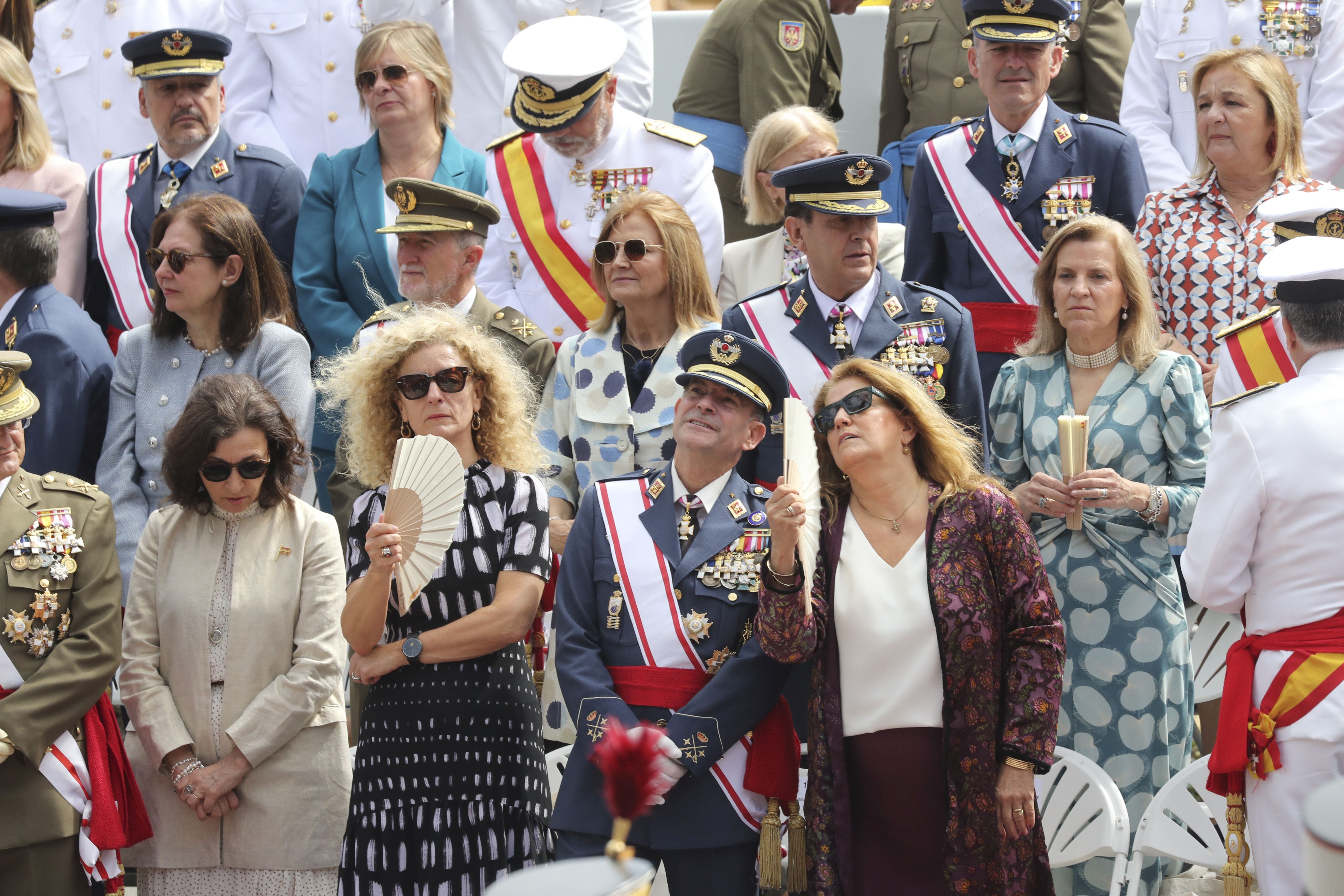 Magnífico desfile militar en un Oviedo hasta la bandera