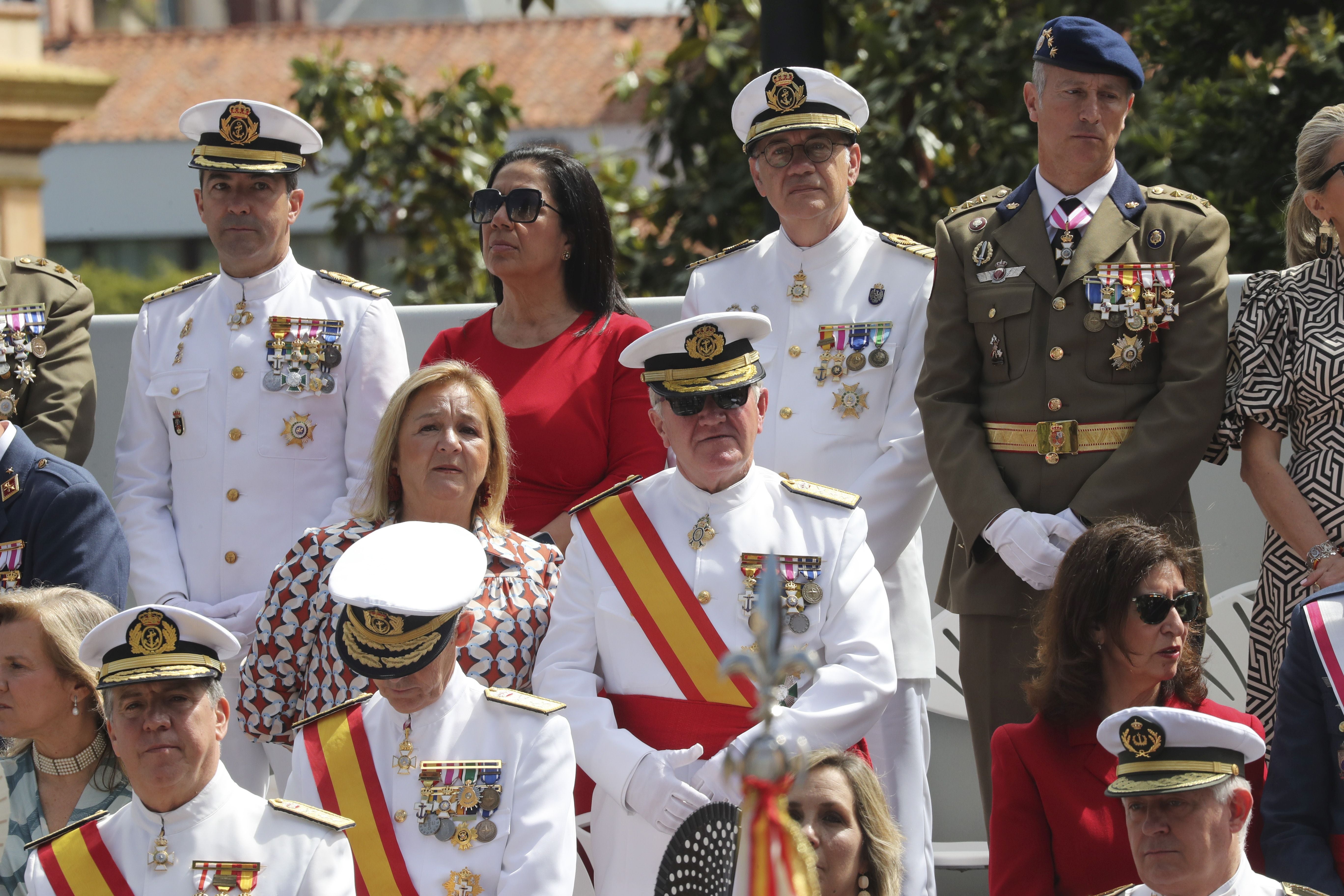 Magnífico desfile militar en un Oviedo hasta la bandera