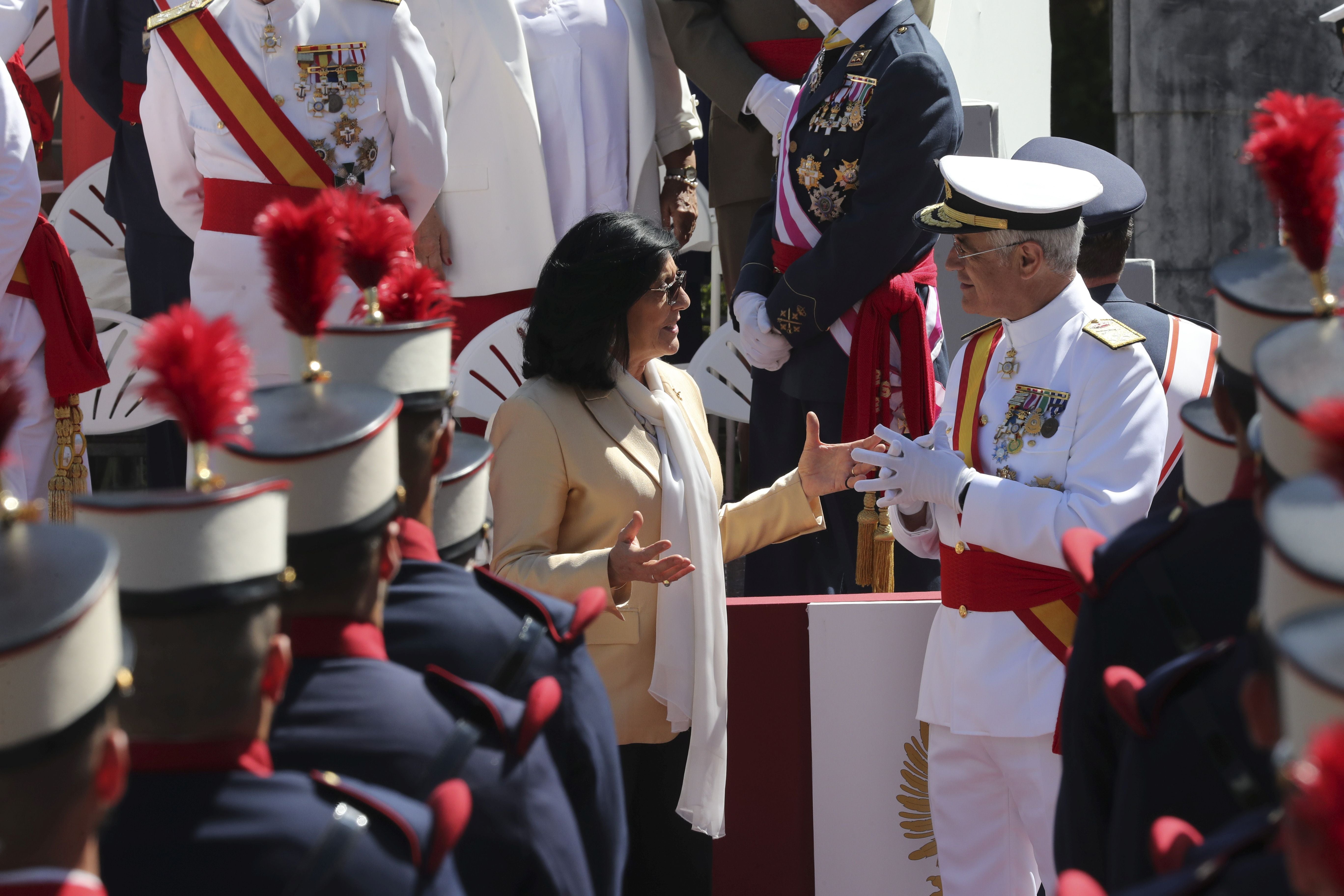 Magnífico desfile militar en un Oviedo hasta la bandera