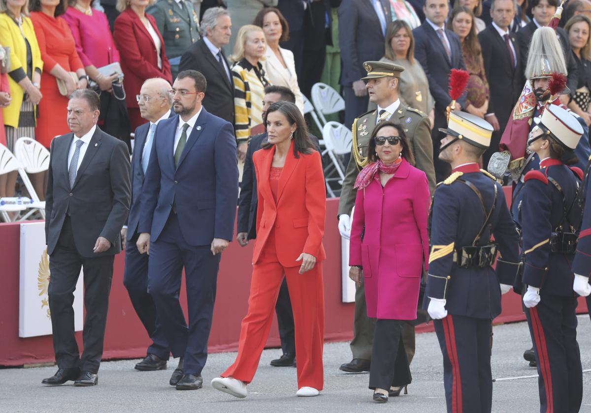 De izquierda a derecha: el alcalde de Oviedo, Alfredo Canteli, el presidente del Principado, Adrián Barbón, la Reina Letizia y la ministra de Defensa, Margarita Robles.