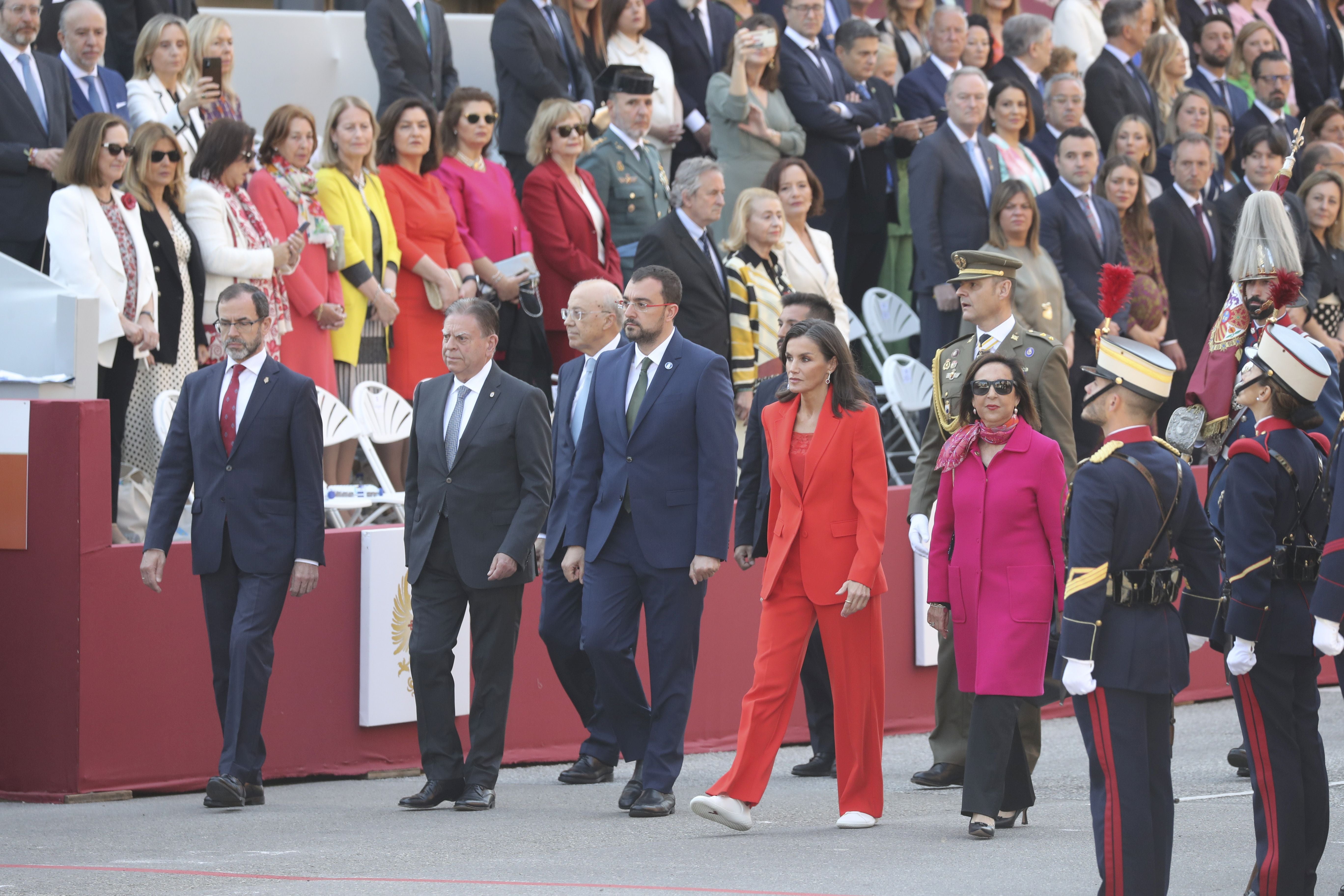 Magnífico desfile militar en un Oviedo hasta la bandera