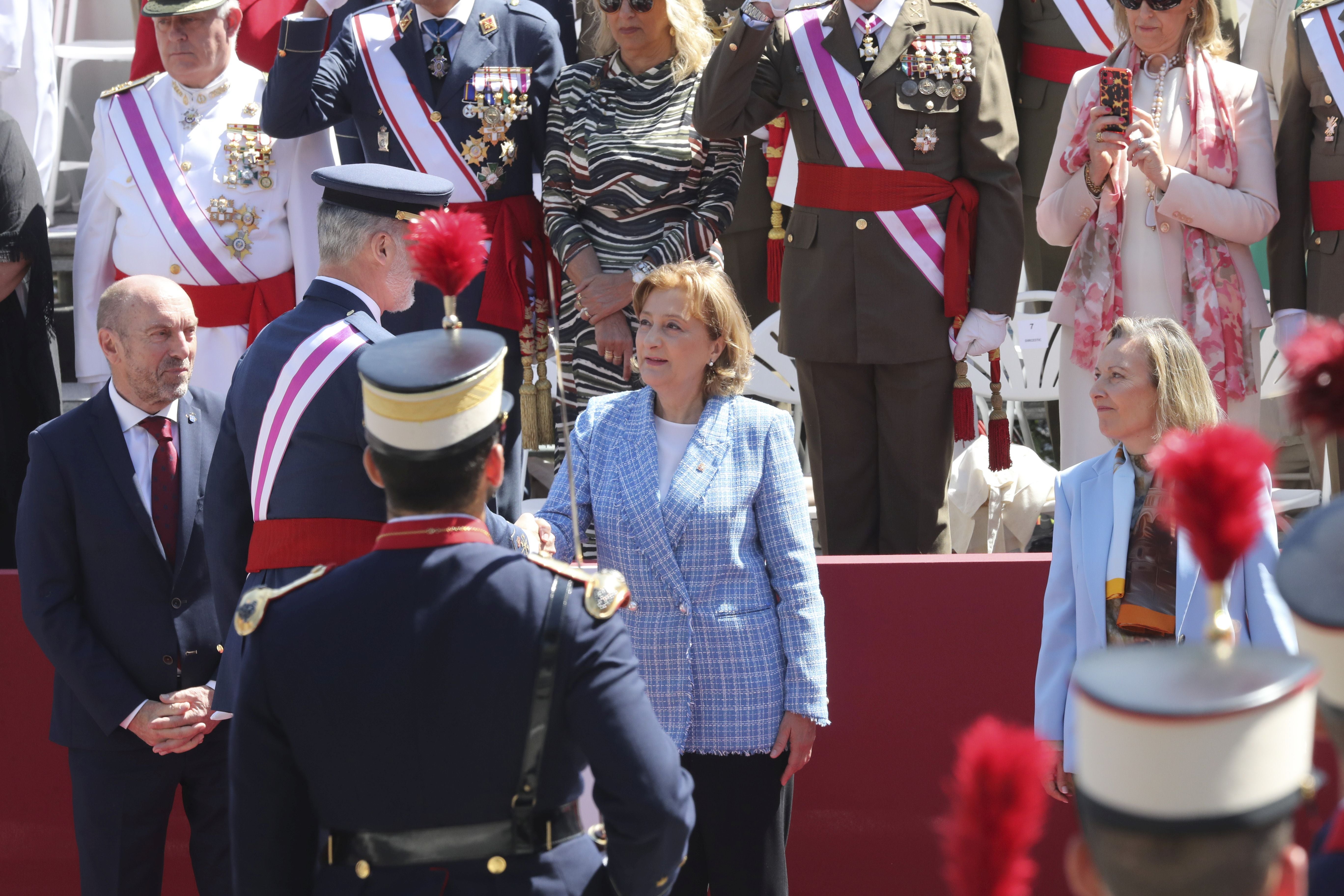 Magnífico desfile militar en un Oviedo hasta la bandera