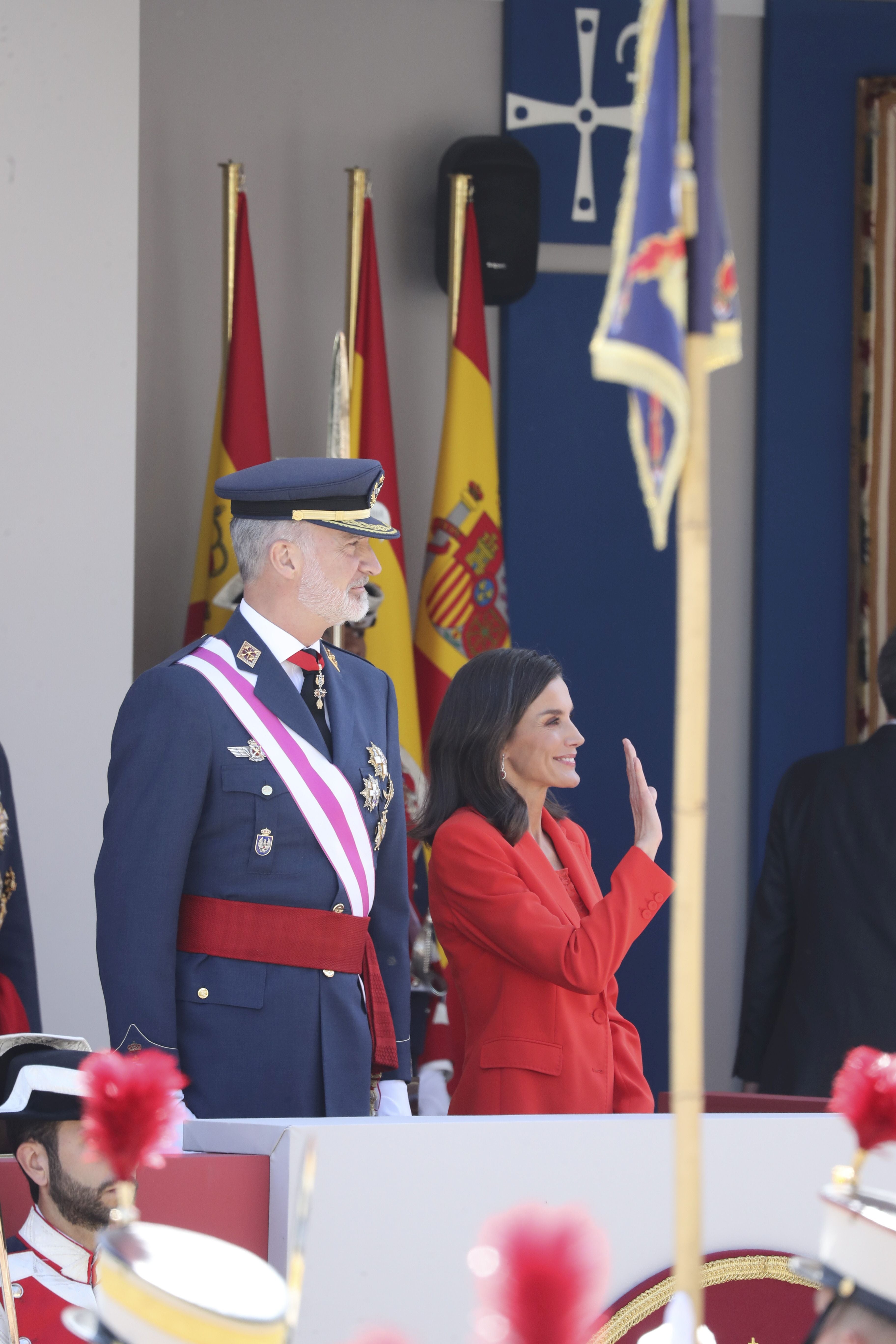 Magnífico desfile militar en un Oviedo hasta la bandera