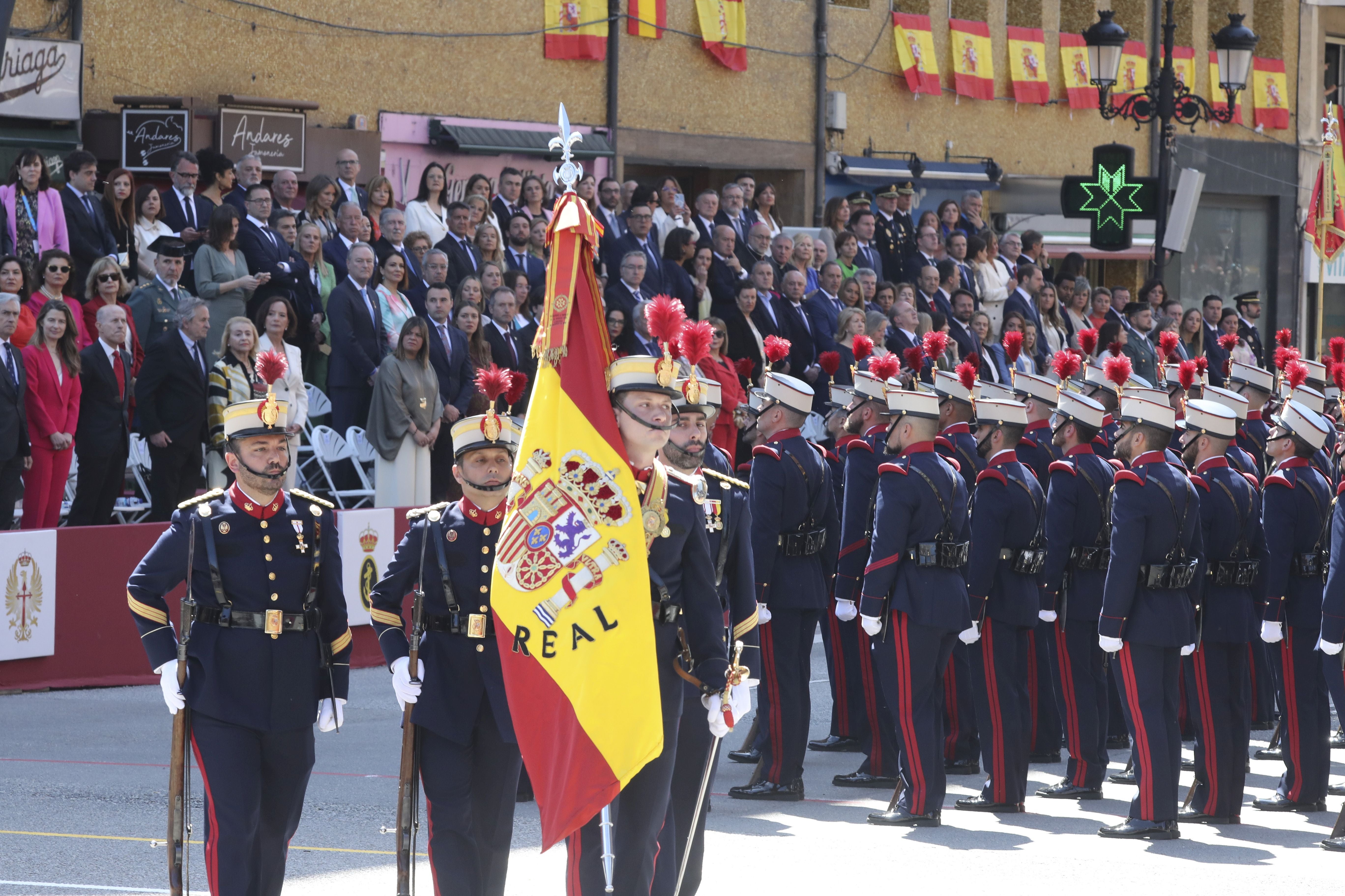 Magnífico desfile militar en un Oviedo hasta la bandera