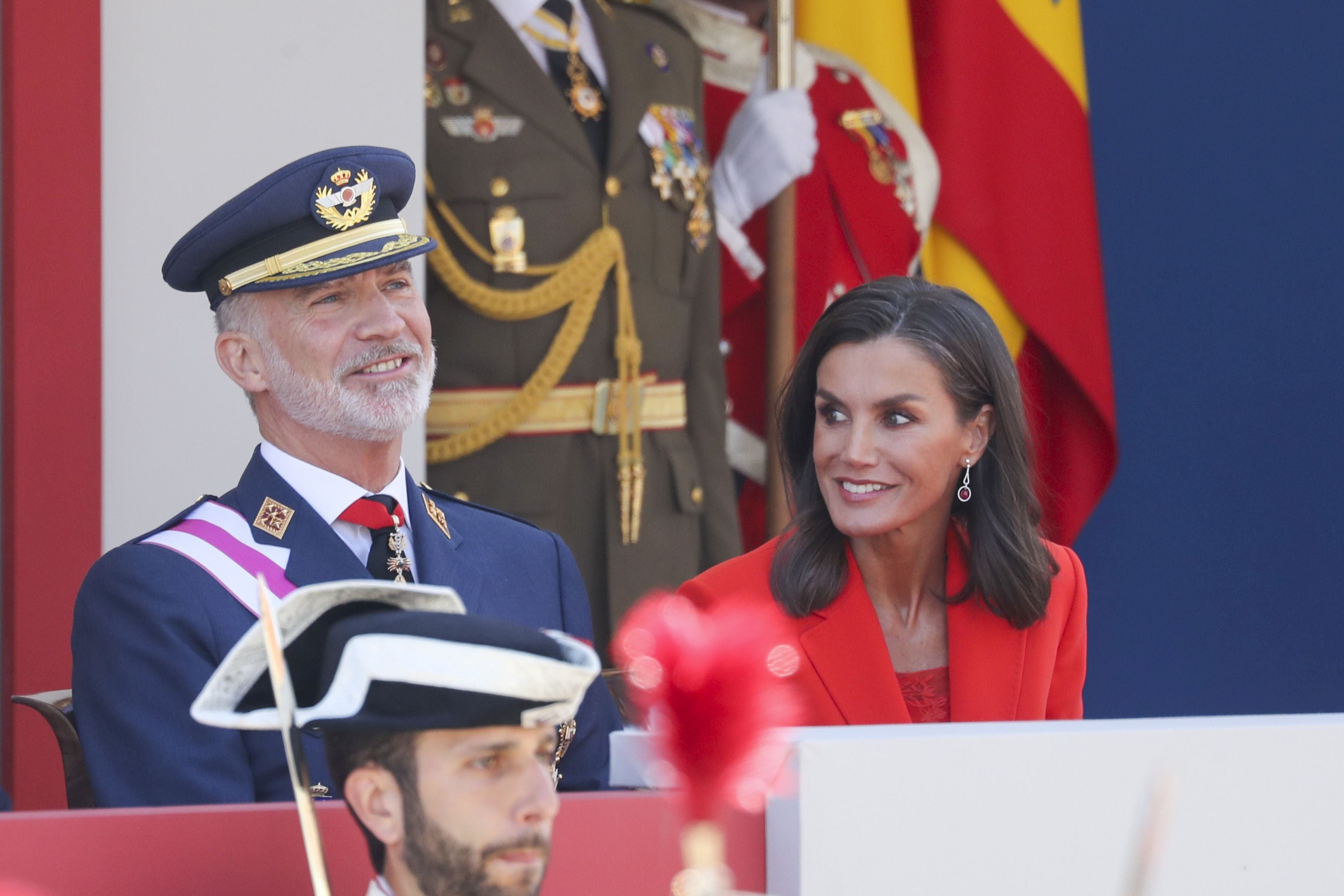 Magnífico desfile militar en un Oviedo hasta la bandera