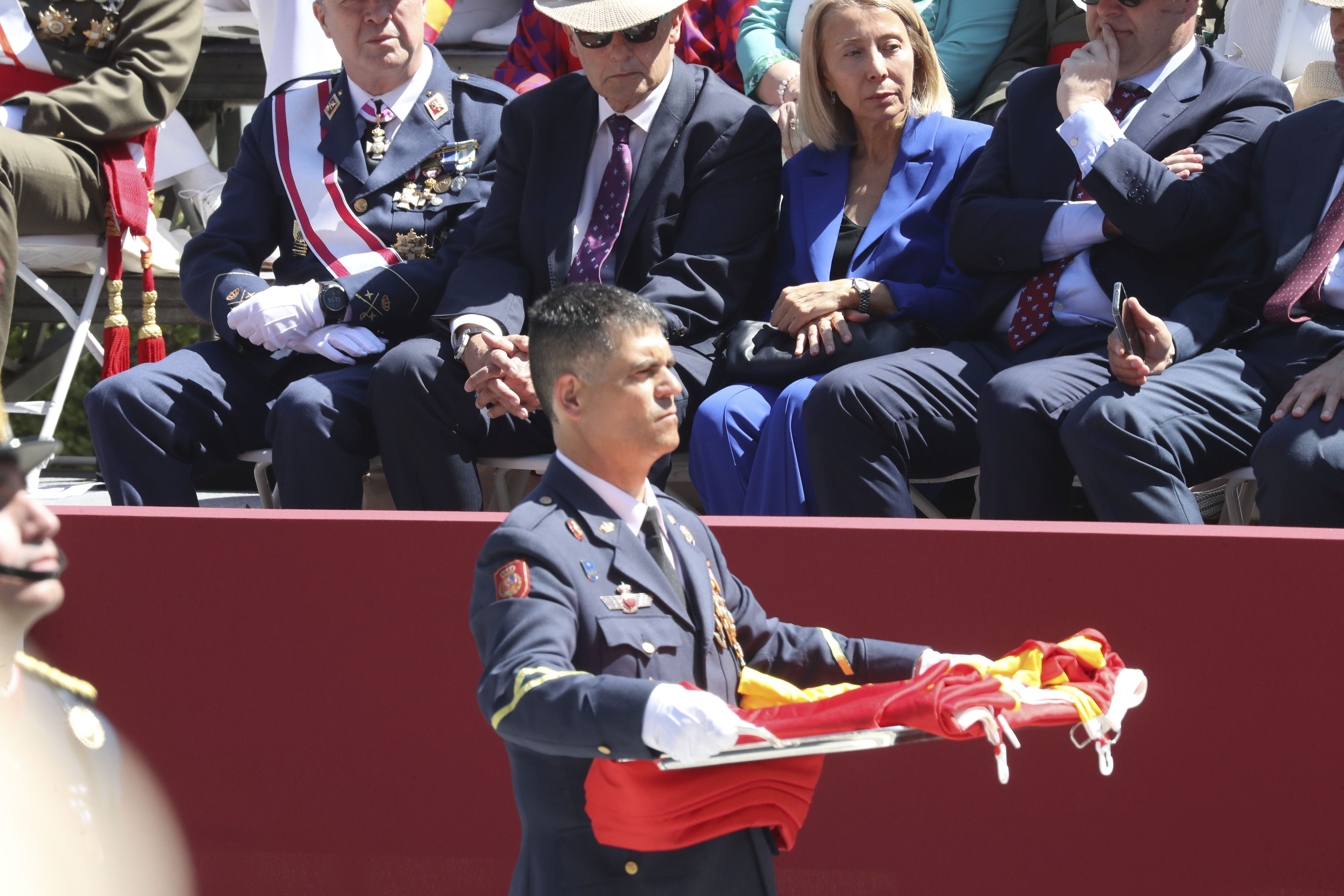 Magnífico desfile militar en un Oviedo hasta la bandera