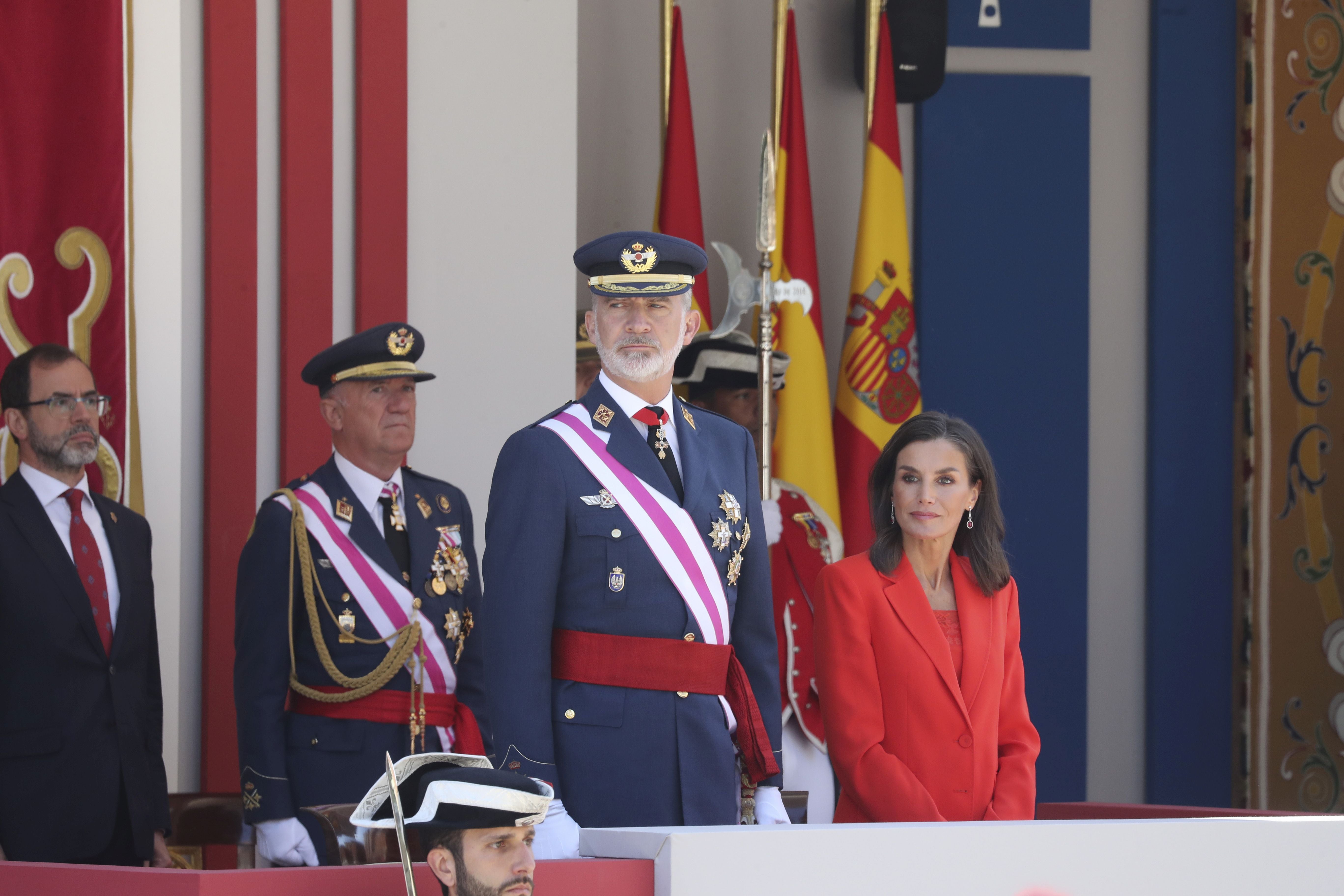 Magnífico desfile militar en un Oviedo hasta la bandera