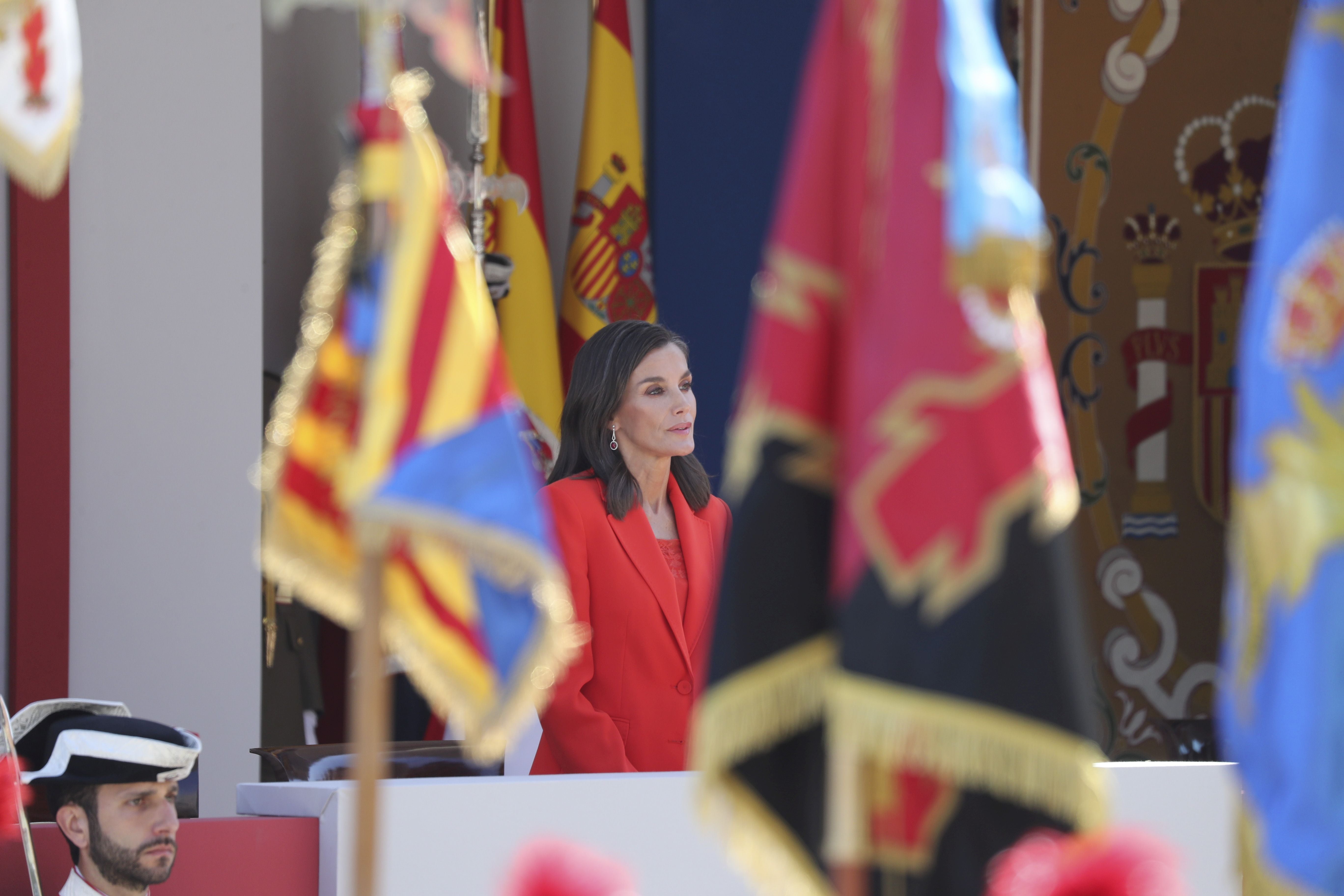 Magnífico desfile militar en un Oviedo hasta la bandera