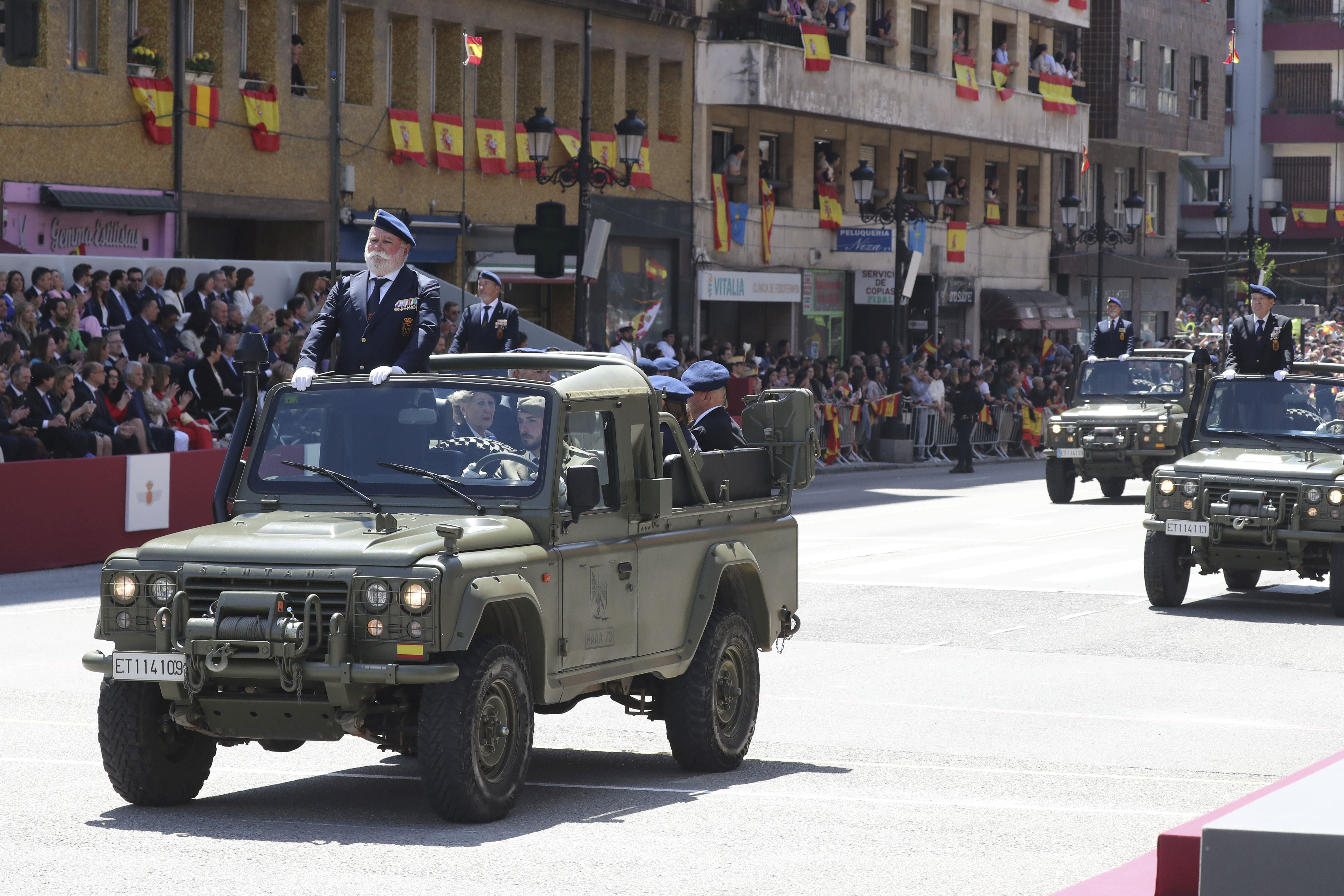 Magnífico desfile militar en un Oviedo hasta la bandera