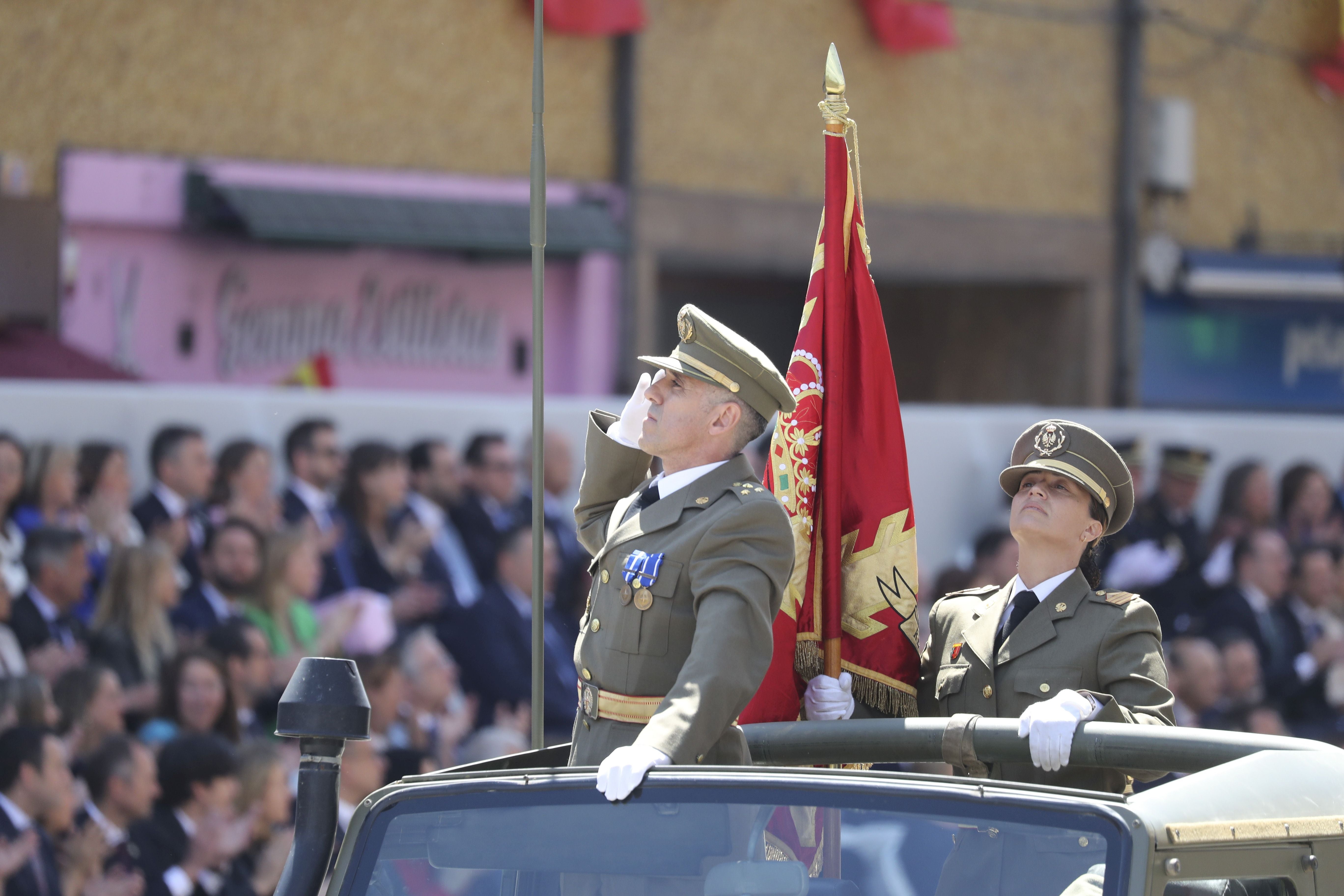 Magnífico desfile militar en un Oviedo hasta la bandera